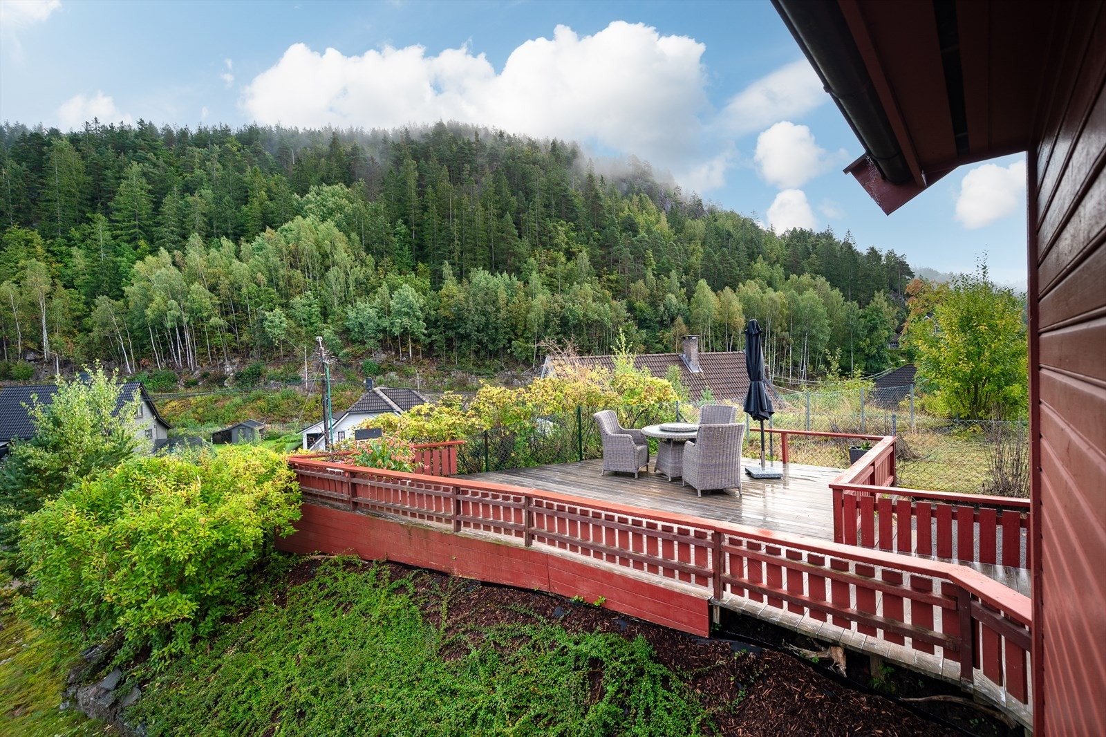 Via en bod ved entreen er det adkomst til en nordøst-vendt, solrik terrasse av god størrelse Galleribilde