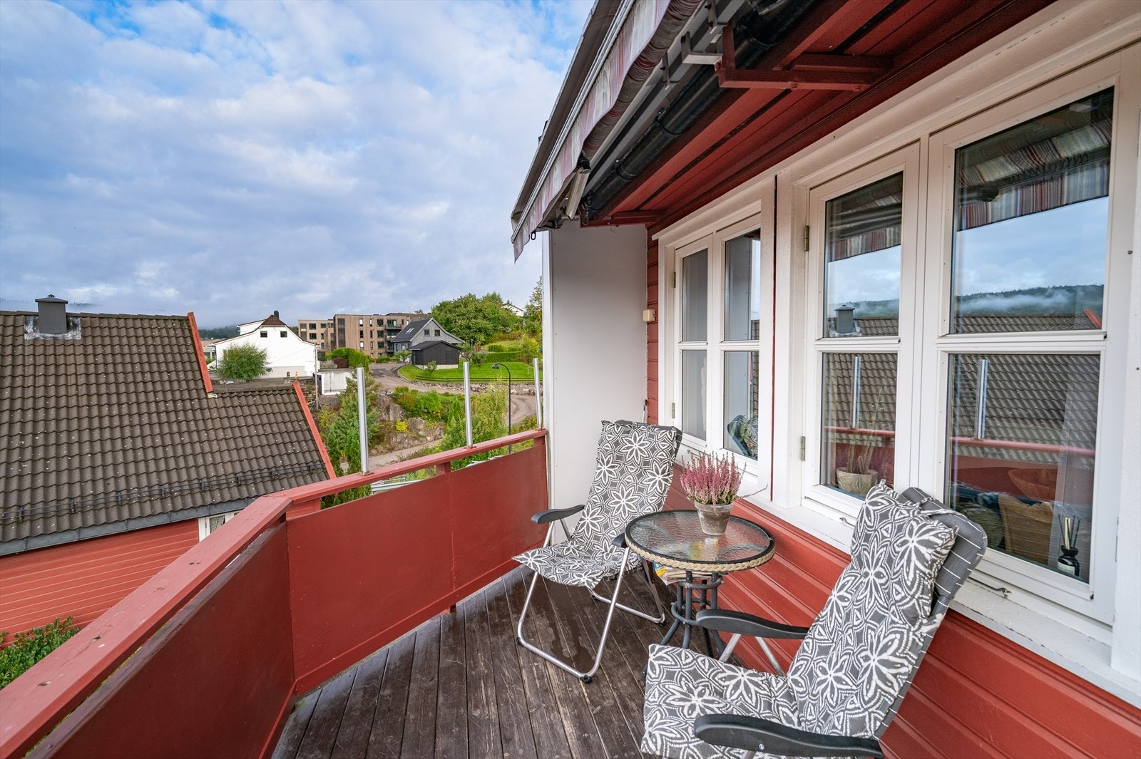 Balkongen er utstyrt med utestikk og en bred markise Galleribilde