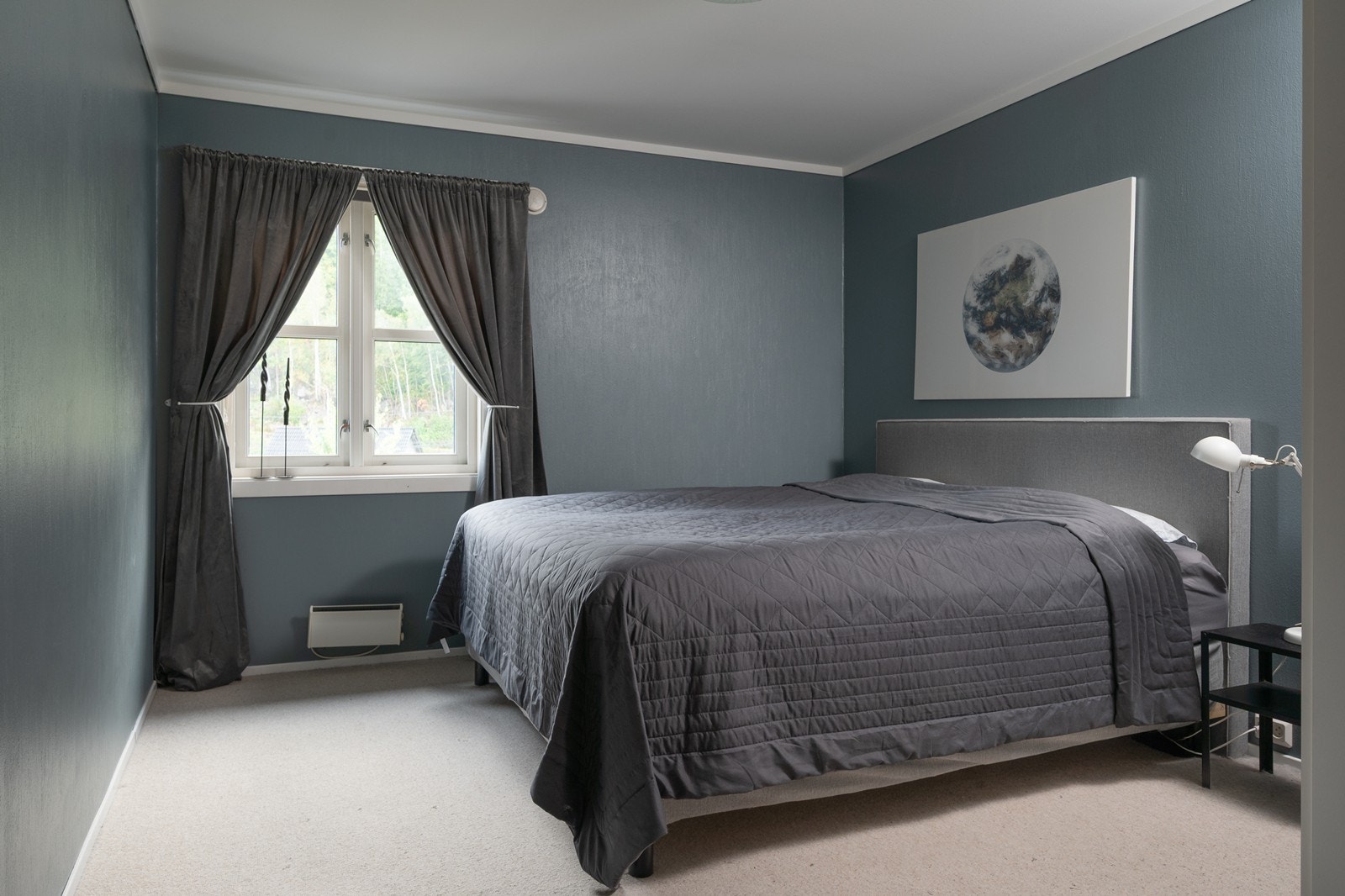 Vegger er malt opp i dype, delikate fargetoner og gulv har lyst vegg-til-vegg teppe Galleribilde