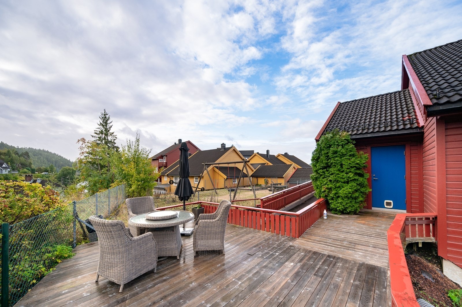 Her er det god plass til grill og utemøblement, og terrassen har dekke og rekkverk i tre Galleribilde