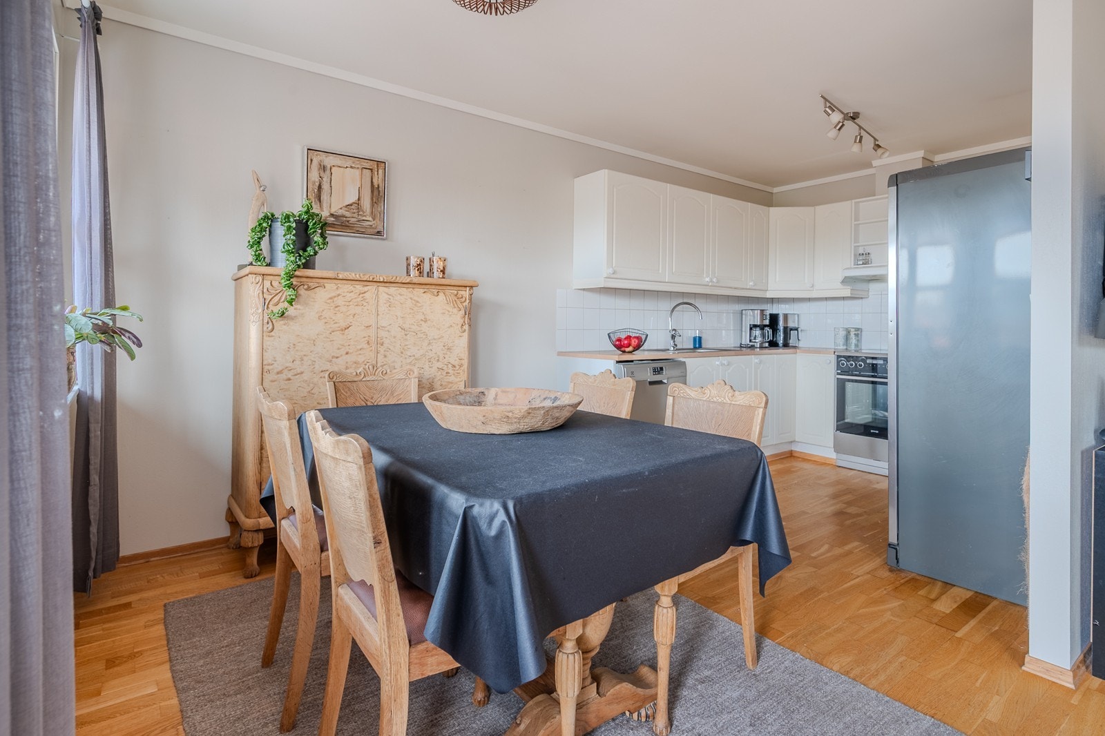 Nærheten mellom spiseplassen og kjøkkenet gjør matlagingen sosial og serveringen enkel Galleribilde