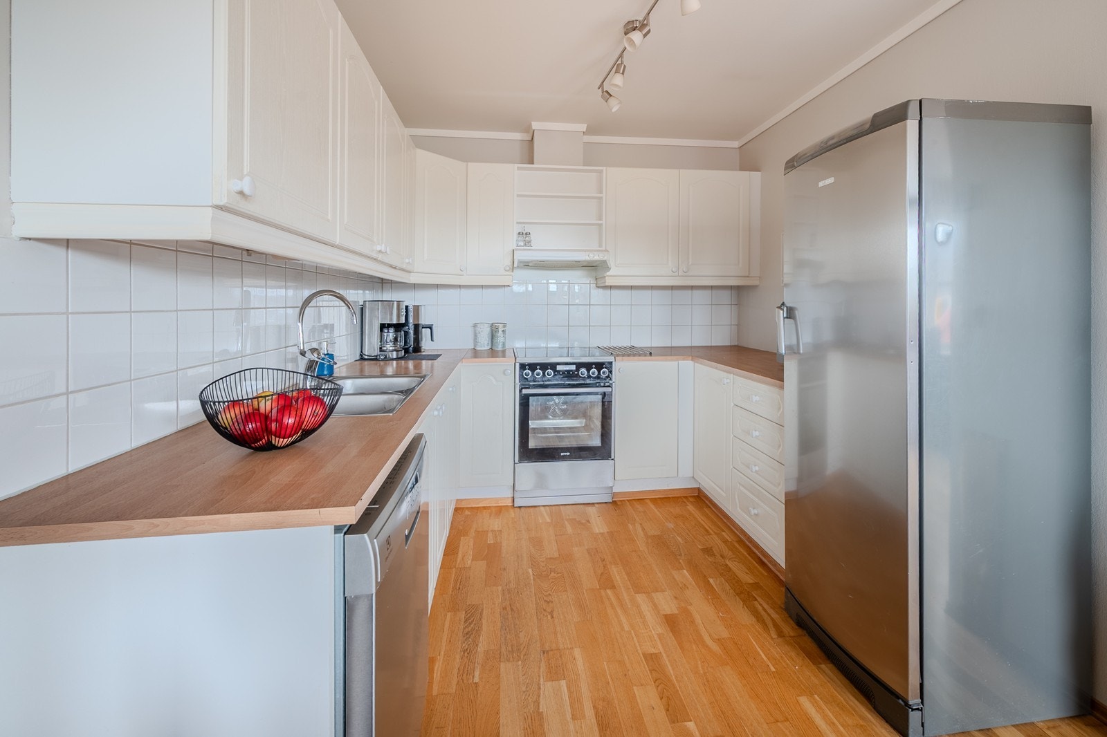 Kjøkkenet har et klassisk og pent design med god skap- og benkeplass Galleribilde