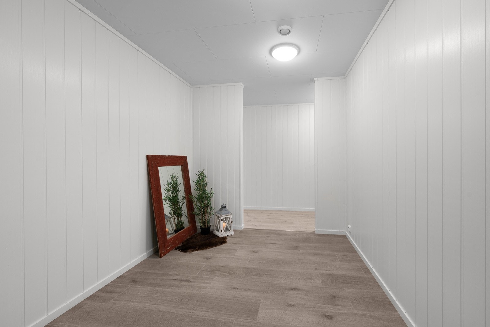 Romslig entré med plass til garderobeskap på den ene veggen Galleribilde