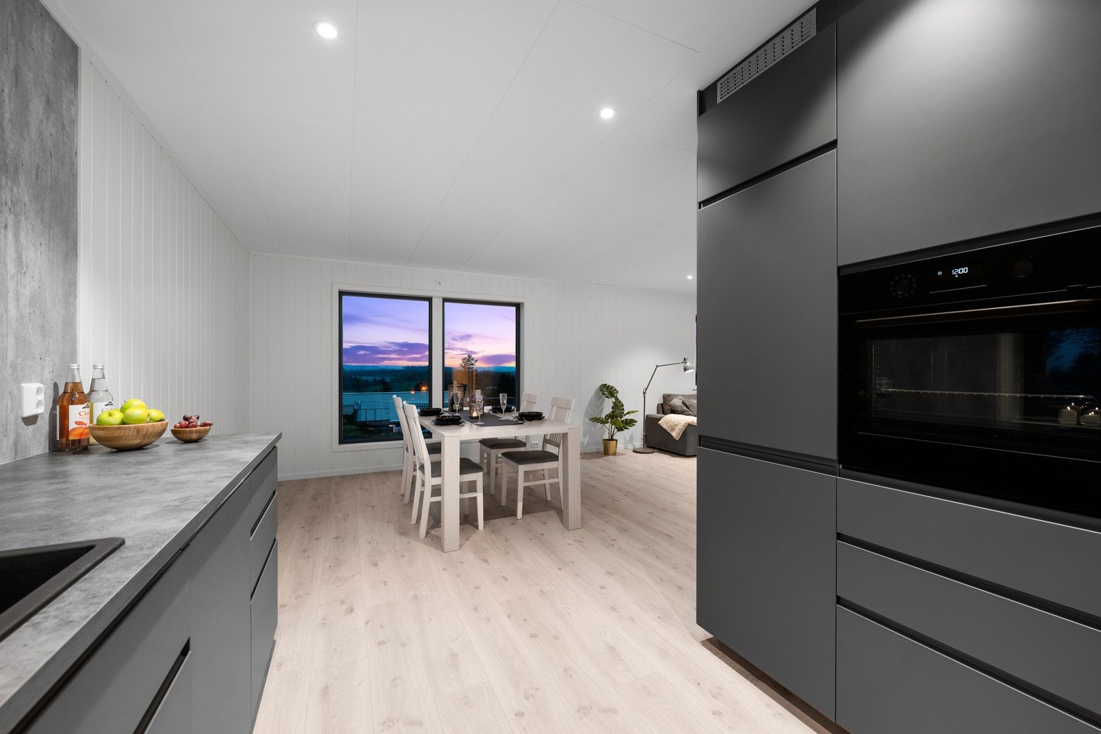 Til tross for den åpne løsningen ligger likevel kjøkkenet litt tilbaketrukket fra stuen Galleribilde