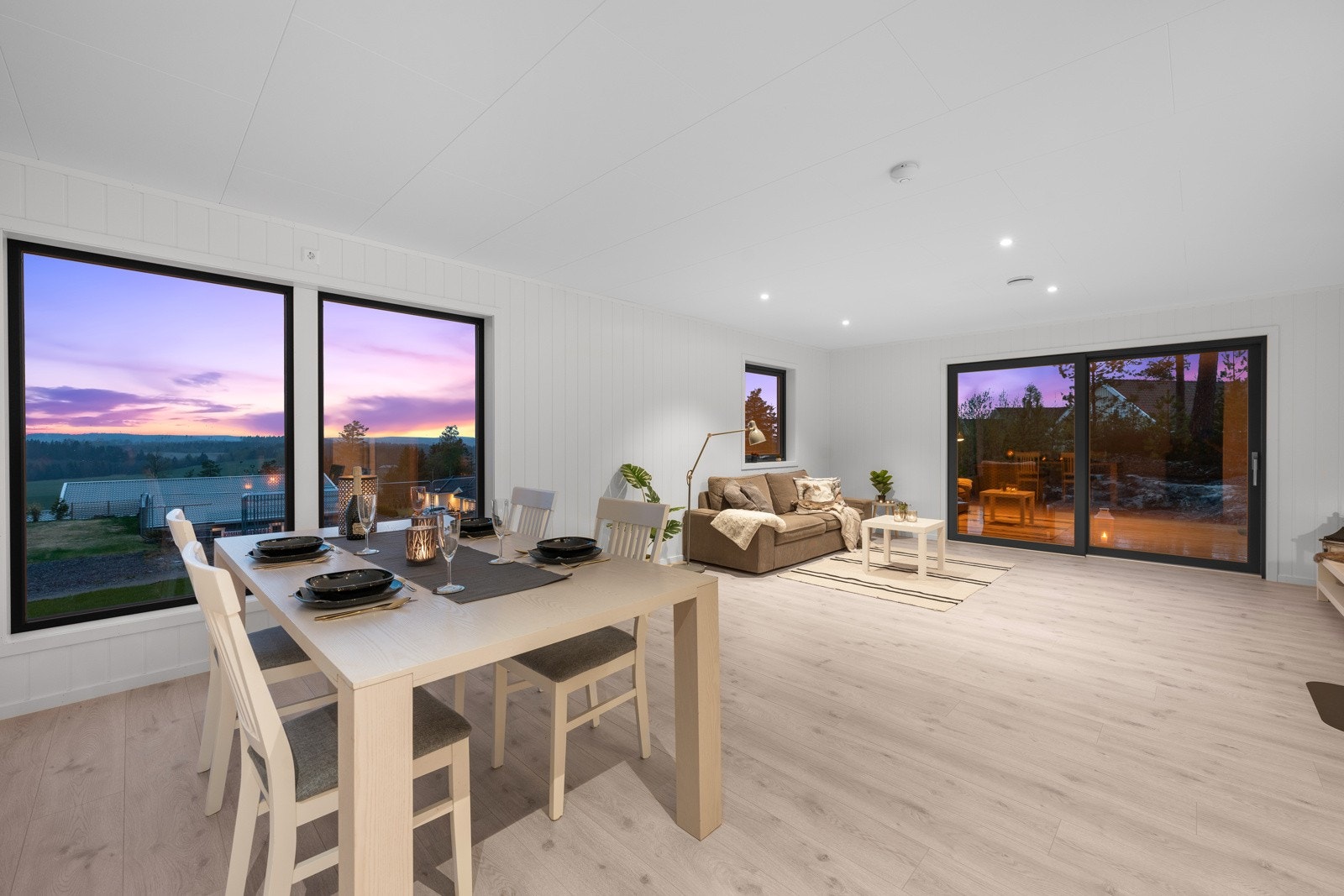 Eneboligens hjerte og sosiale samlingspunkt er stuen og kjøkken i åpen løsning Galleribilde