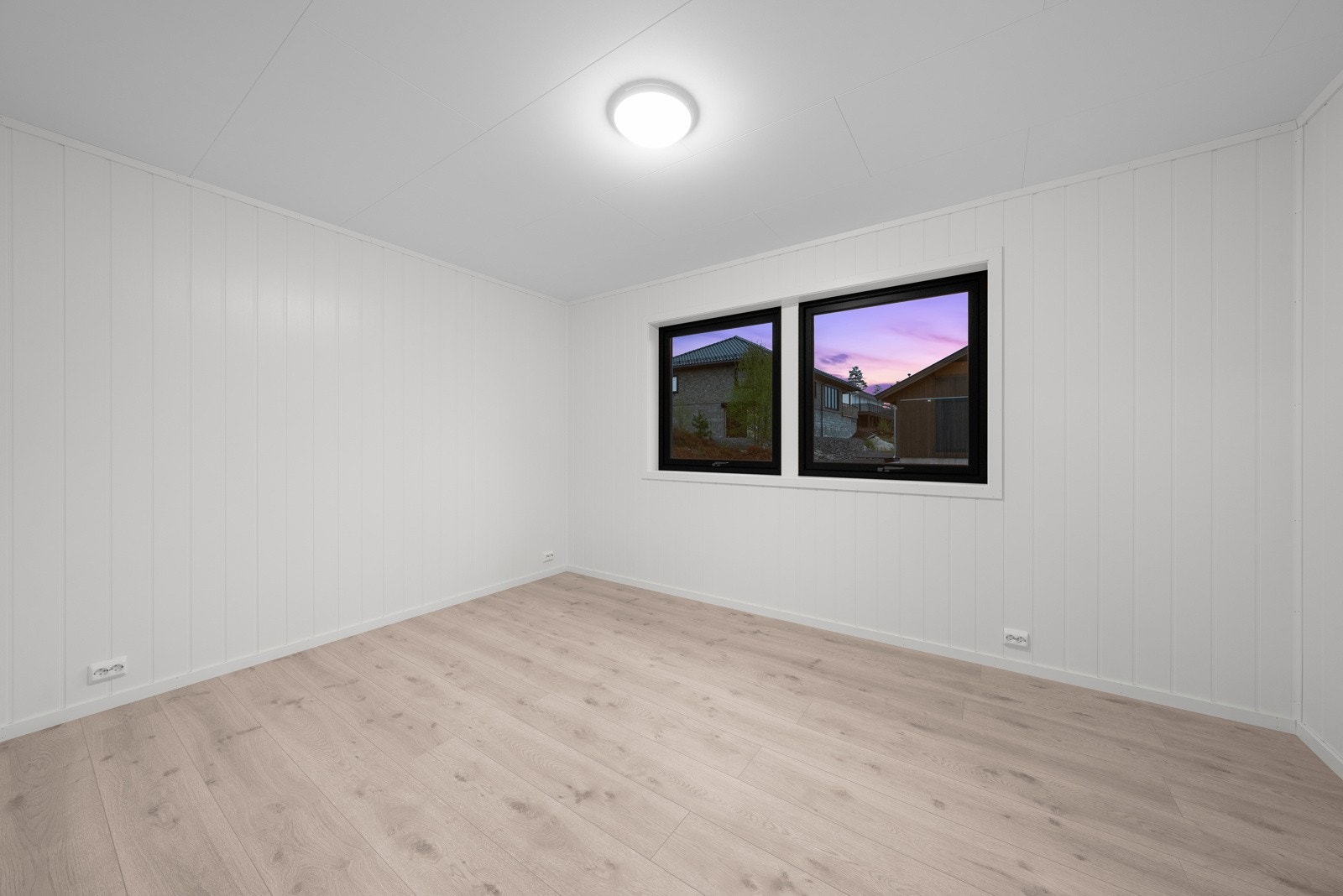 Soverom 2. Soverom 3 og 4 er tilsvarende med god plass til seng og garderobeløsning Galleribilde