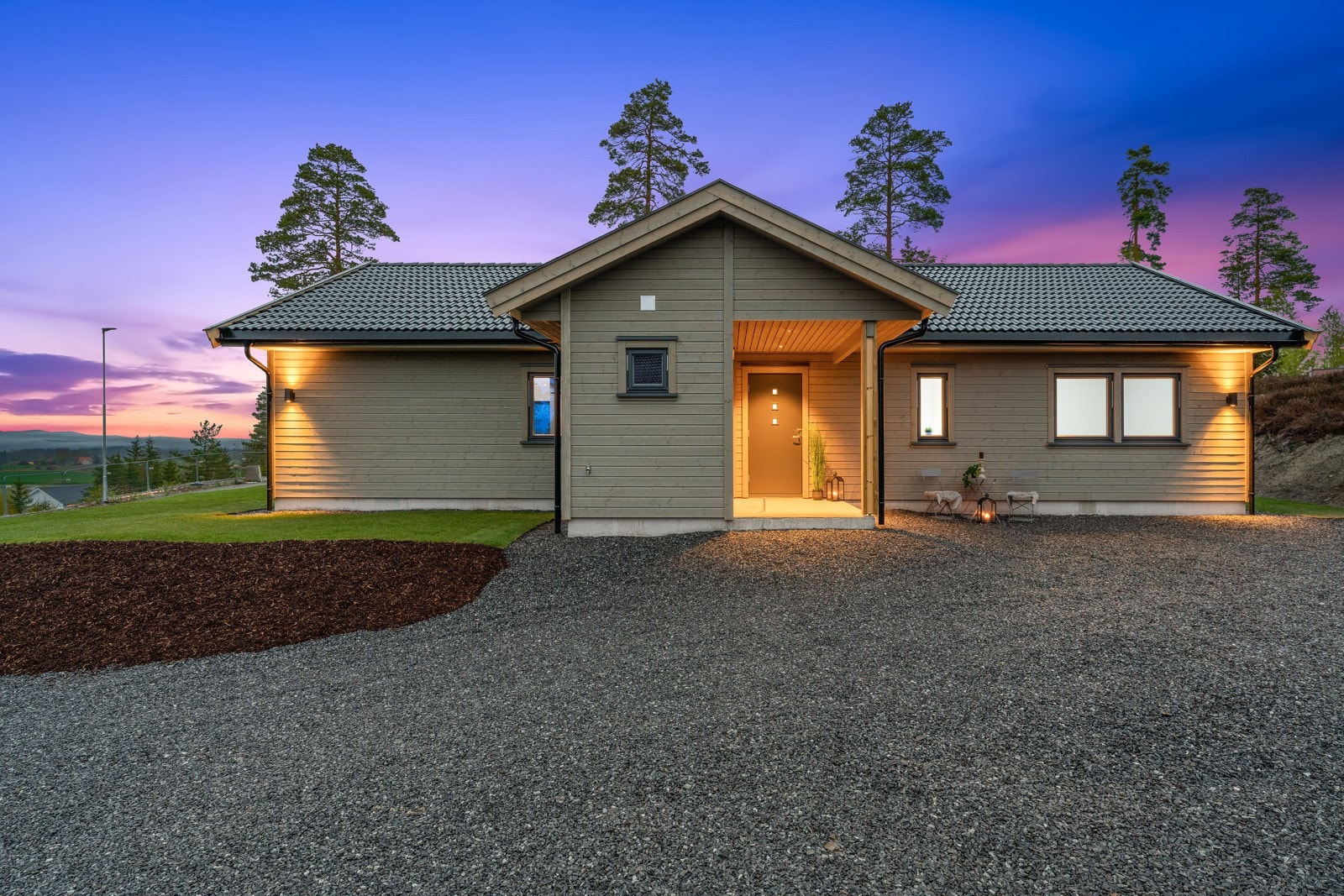 Boligen ligger fint til på en lettstelt tomt på 878 kvm med stor, singlet gårdsplass på fremsiden Galleribilde