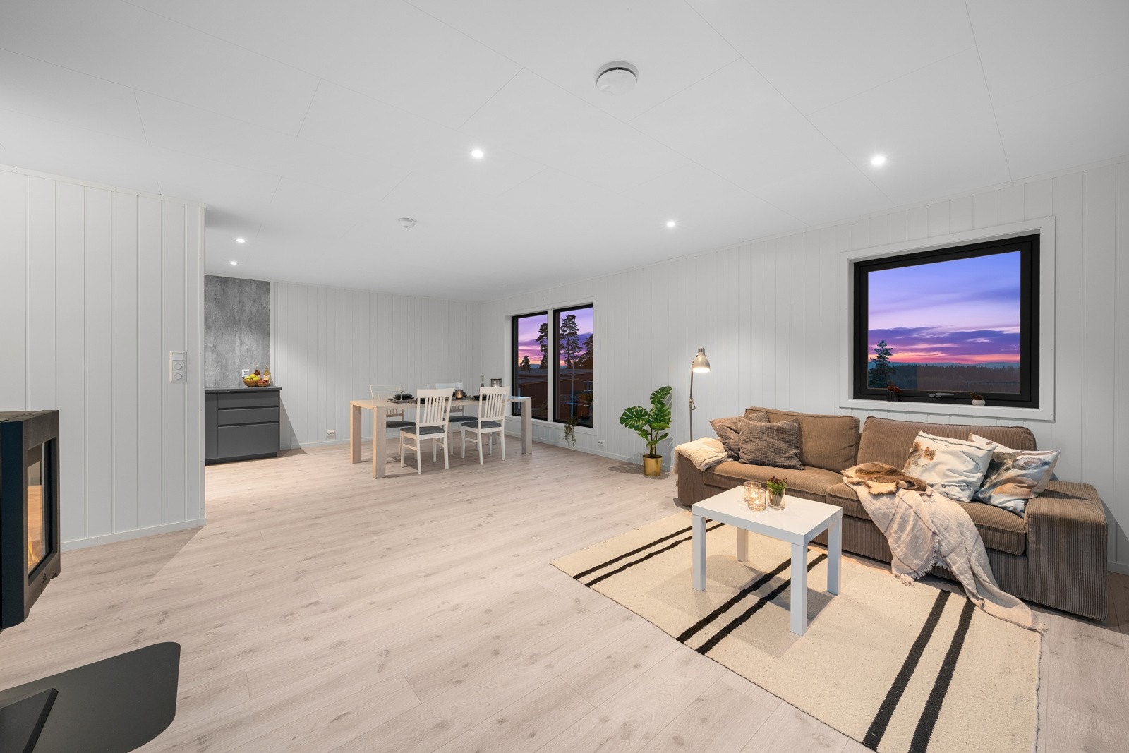 Fra stuen er det utgang til markterrasse og hagen Galleribilde