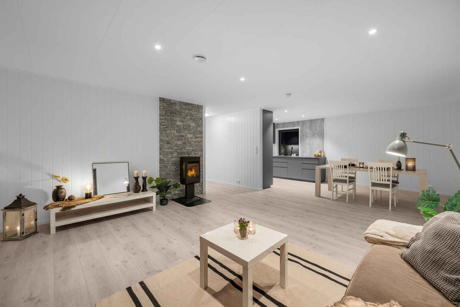 Det er god plass til variert møblement, inkludert et spisebord i grensen mot kjøkkenet Galleribilde