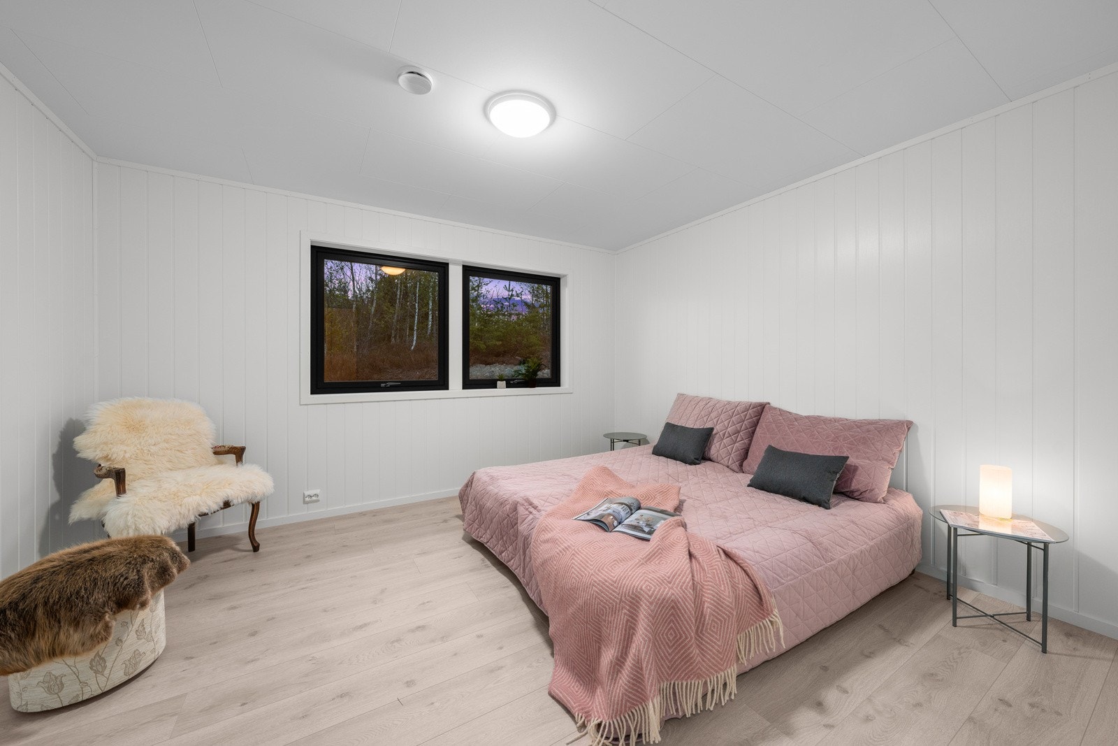 Boligen har fire lyse, fine soverom med hvitmalt smartpanel på veggene og enstavs laminat på gulvet Galleribilde