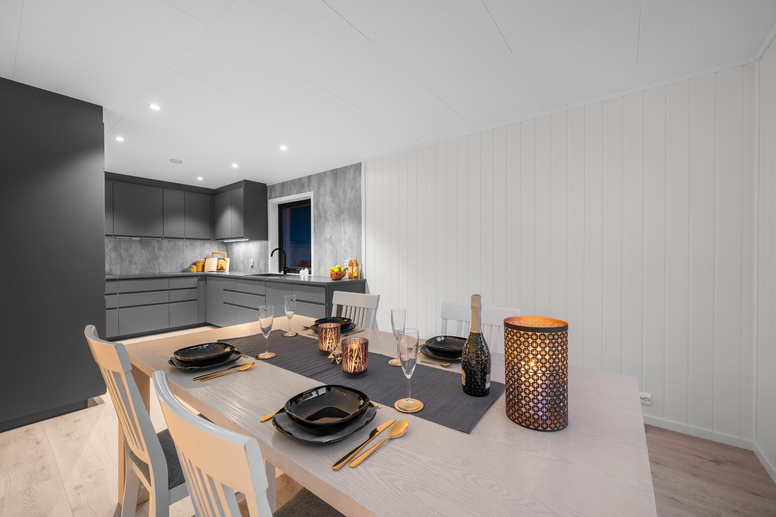 Det er god plass til variert møblement, inkludert et spisebord i grensen mot kjøkkenet Galleribilde