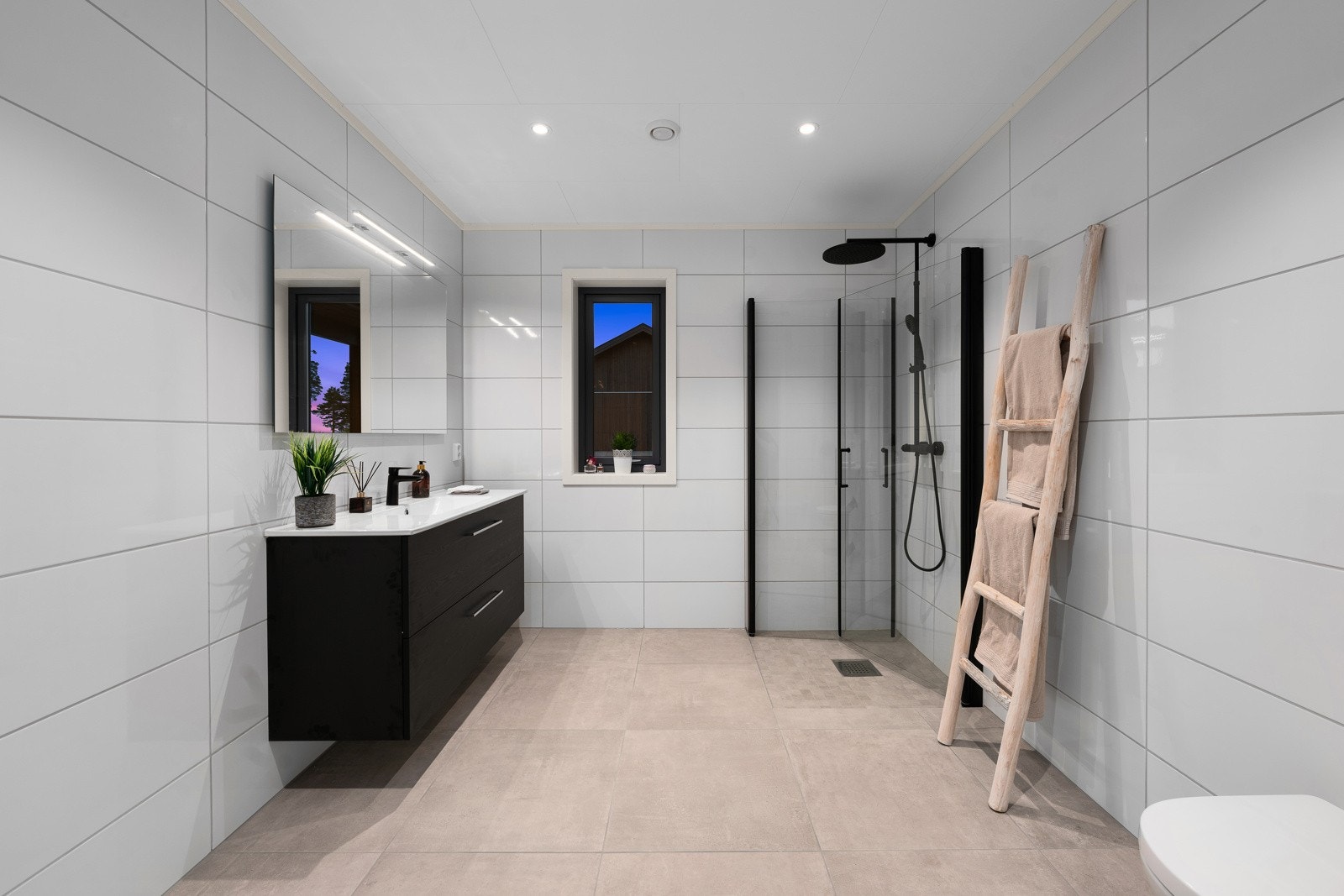 Boligen har ett delikat bad og et separat vaskerom Galleribilde