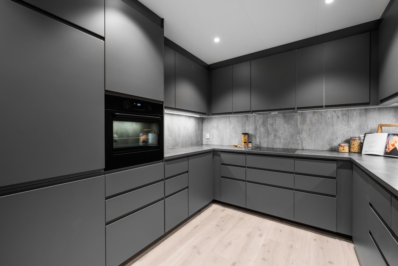 Samtlige hvitevarer som ventilator, stekeovn, koketopp, oppvaskmaskin og kjøl/frys er integrert Galleribilde