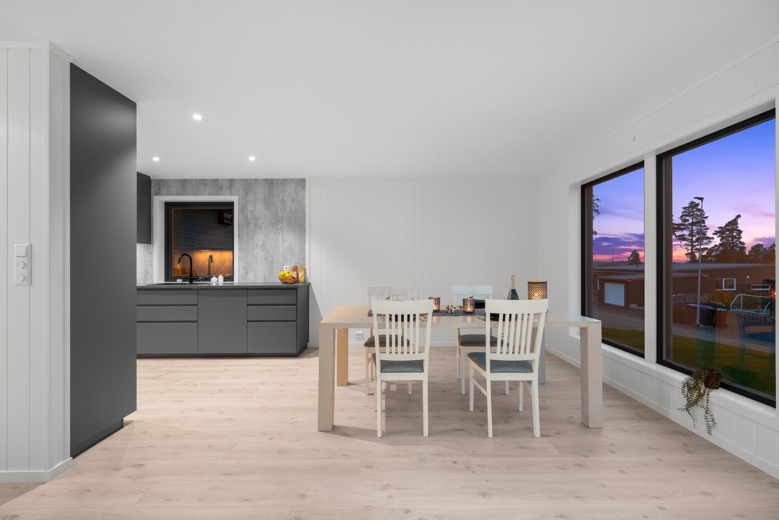 Gulvet er lagt med askefarget laminat i fin kombinasjon med hvitmalt smartpanel på veggene Galleribilde