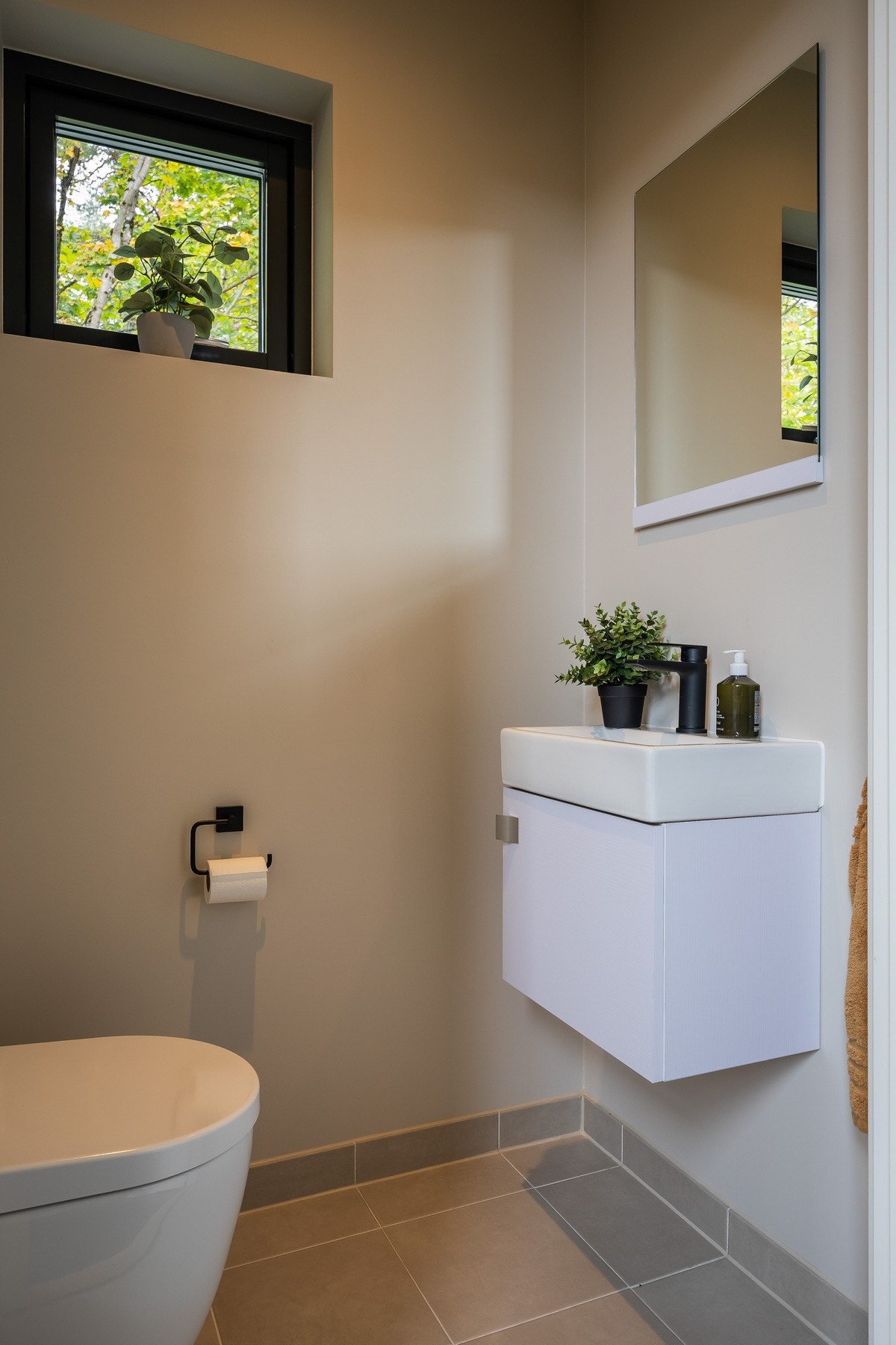 Etasjen har også separat toalettrom med fliser på gulvet, malte veggflater og malt himling. Galleribilde