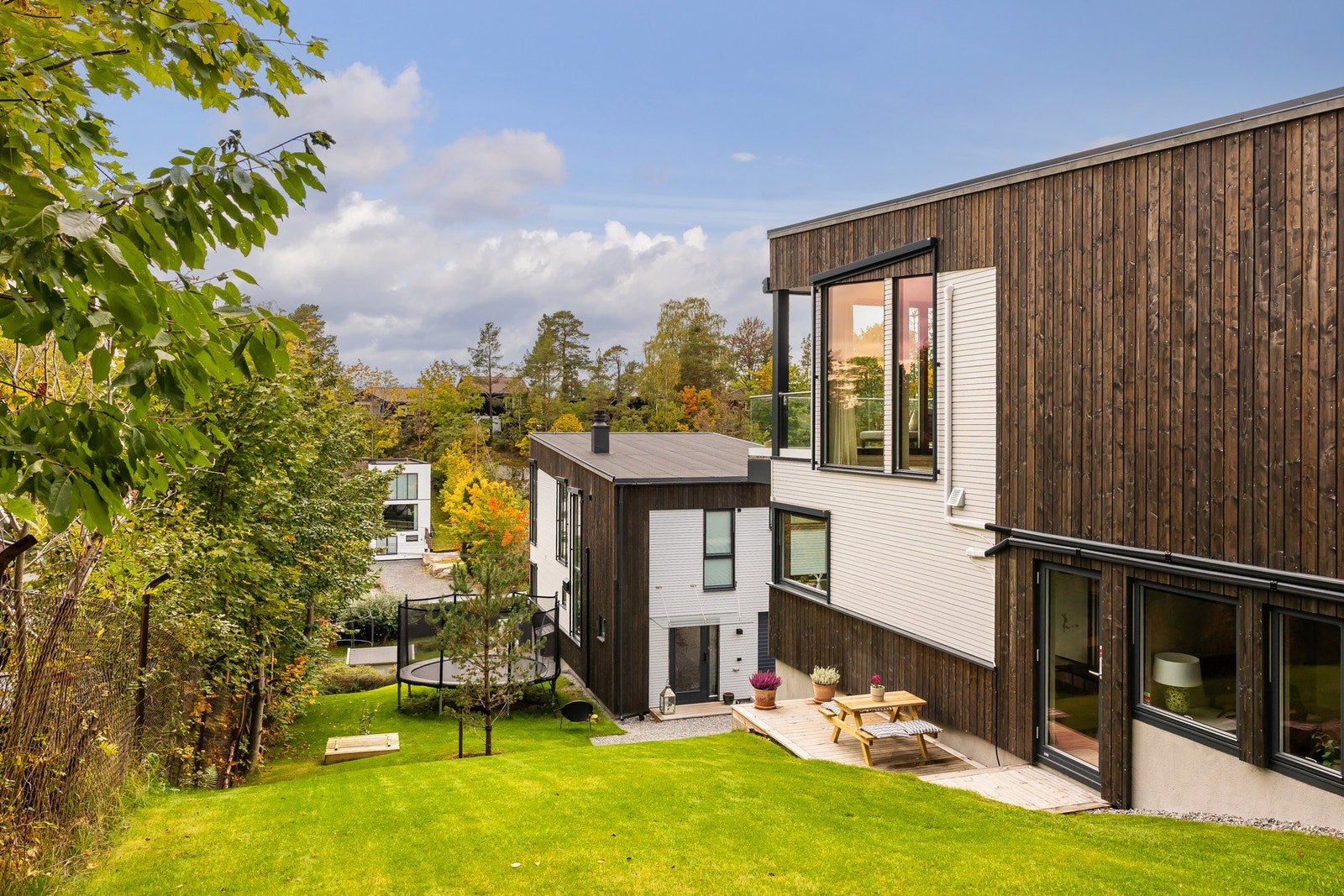 Boligen ligger på et høydedrag noe som gir en luftig følelse i terreng. Galleribilde