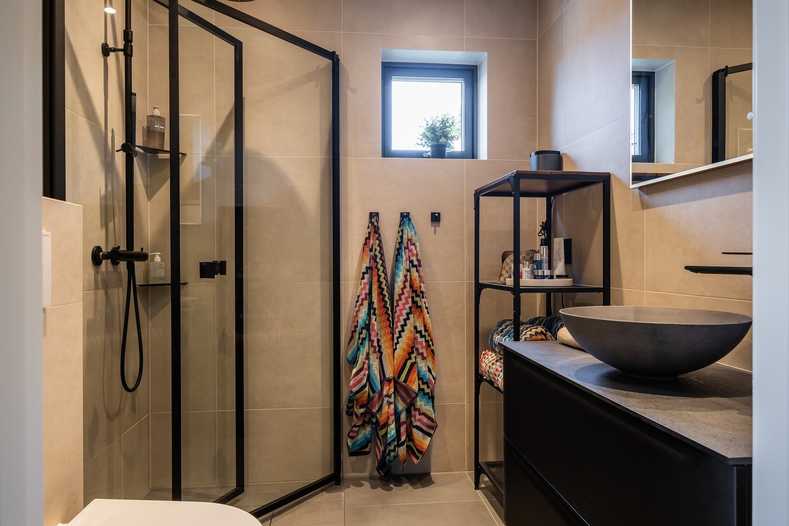 Alle 3 baderom er oppført med påkostede detaljer som downlights, regnskogdusj og vegghengte toaletter. Galleribilde