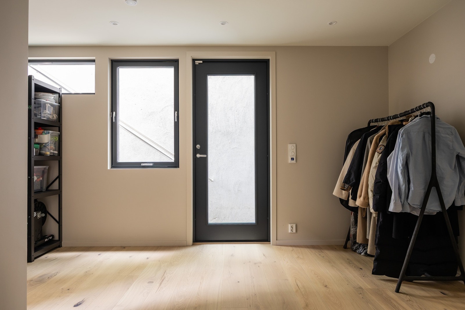 Underetasjen rommer kjellerstue med bad - en planløsning som enkelt kan tilpasses hybelløsning for den som ønsker utleiemulighet eller generasjonsbolig. Galleribilde