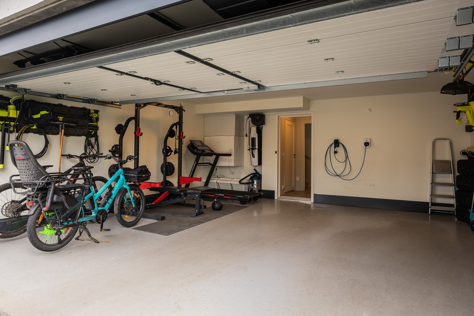 Integrert garasje større enn normalt, med sidedør og plass til stor bil. Galleribilde