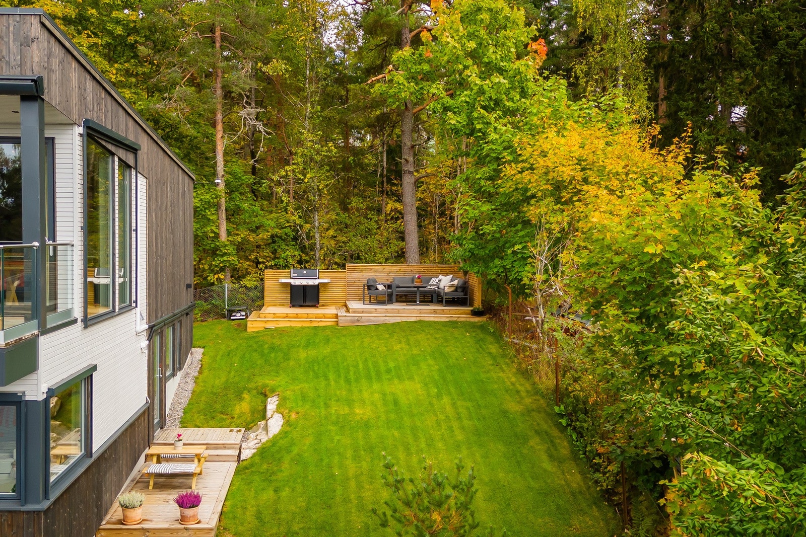 Tomten er pent opparbeidet med plen og terrasser som gir gode solforhold hele dagen. Galleribilde