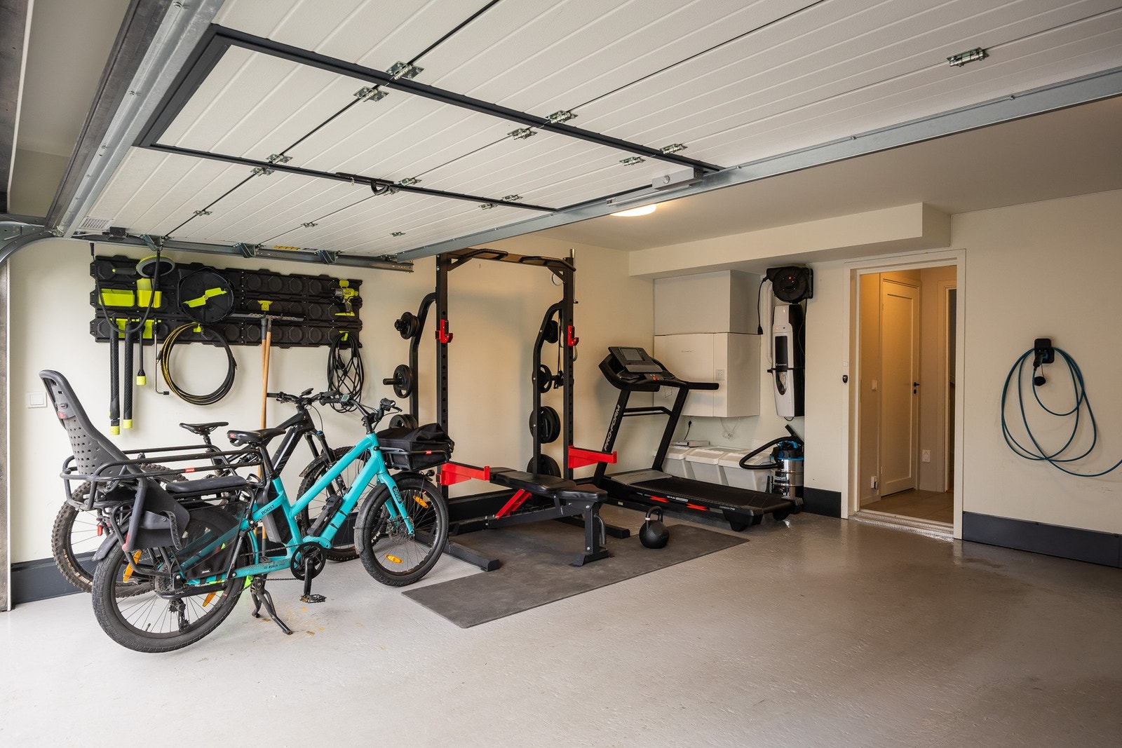 Her er det ladestasjon for el-bil. Maks kjørehøyde er ca. 194 cm. Maks kjørebredde er ca. 480 cm. Galleribilde