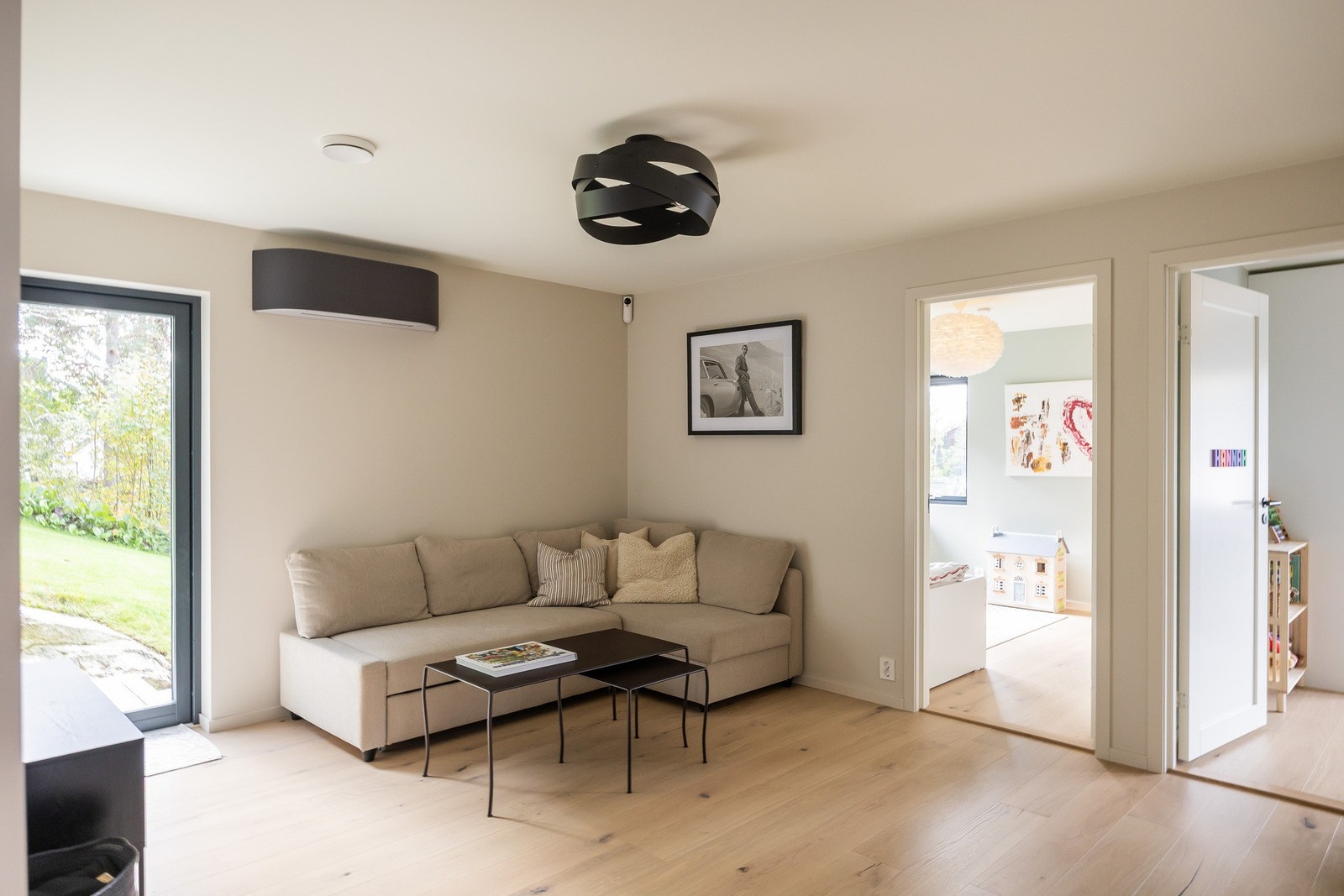 Denne etasjen har en egen TV-stue som gir en fleksibel bruksmulighet for familien. Galleribilde