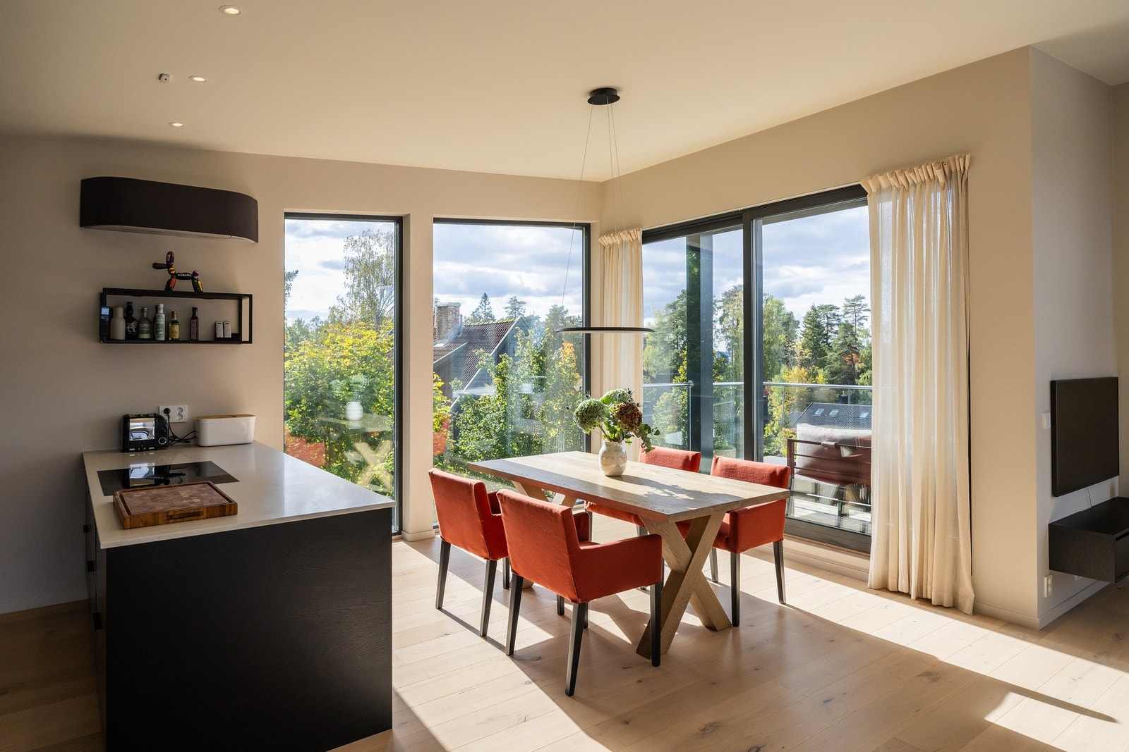 Her er det godt med plass til romslig spisebord for flere gjester og dagliglivet. Galleribilde