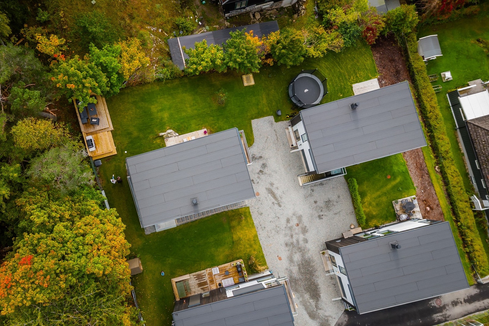 Her bor du i et åpent og lyst område med fine uteplasser, hyggelige naboer og et utsyn som gir en ekstra følelse av rom og frihet. Galleribilde