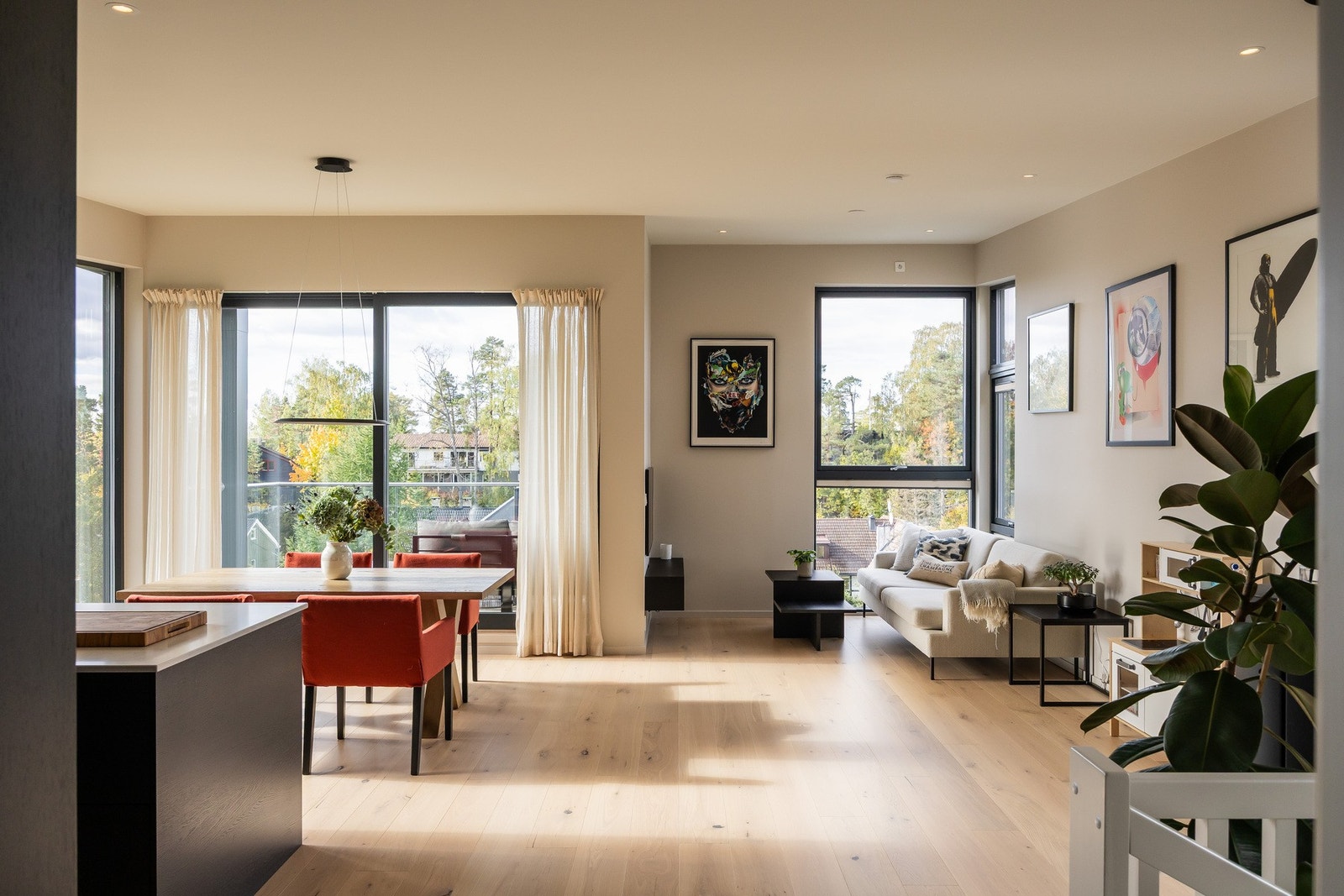 De mange vinduene gir et gjennomgående, lyst og luftig preg. Galleribilde