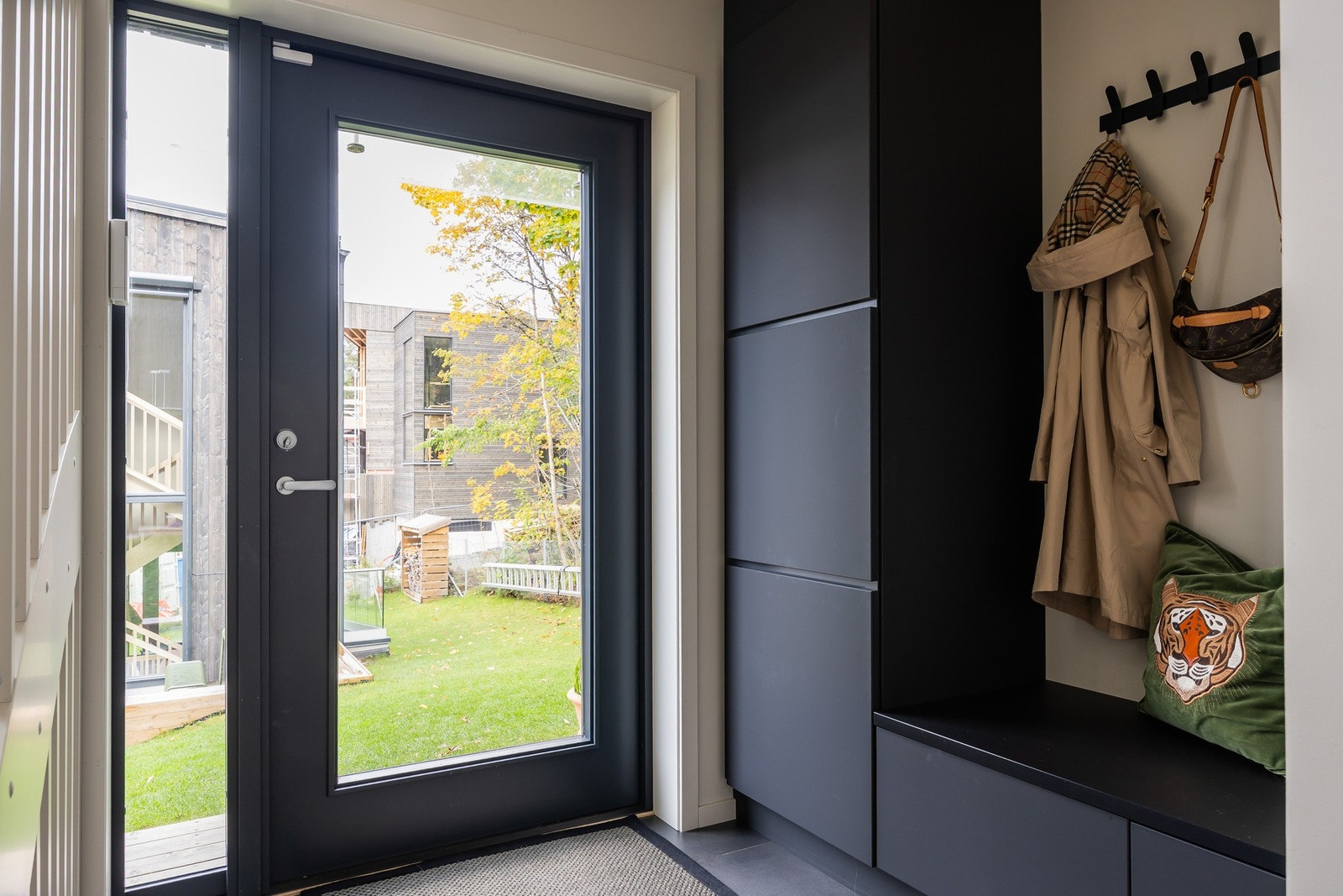 Inngangsparti med spesialtilpasset garderobe og sittebenk. Galleribilde