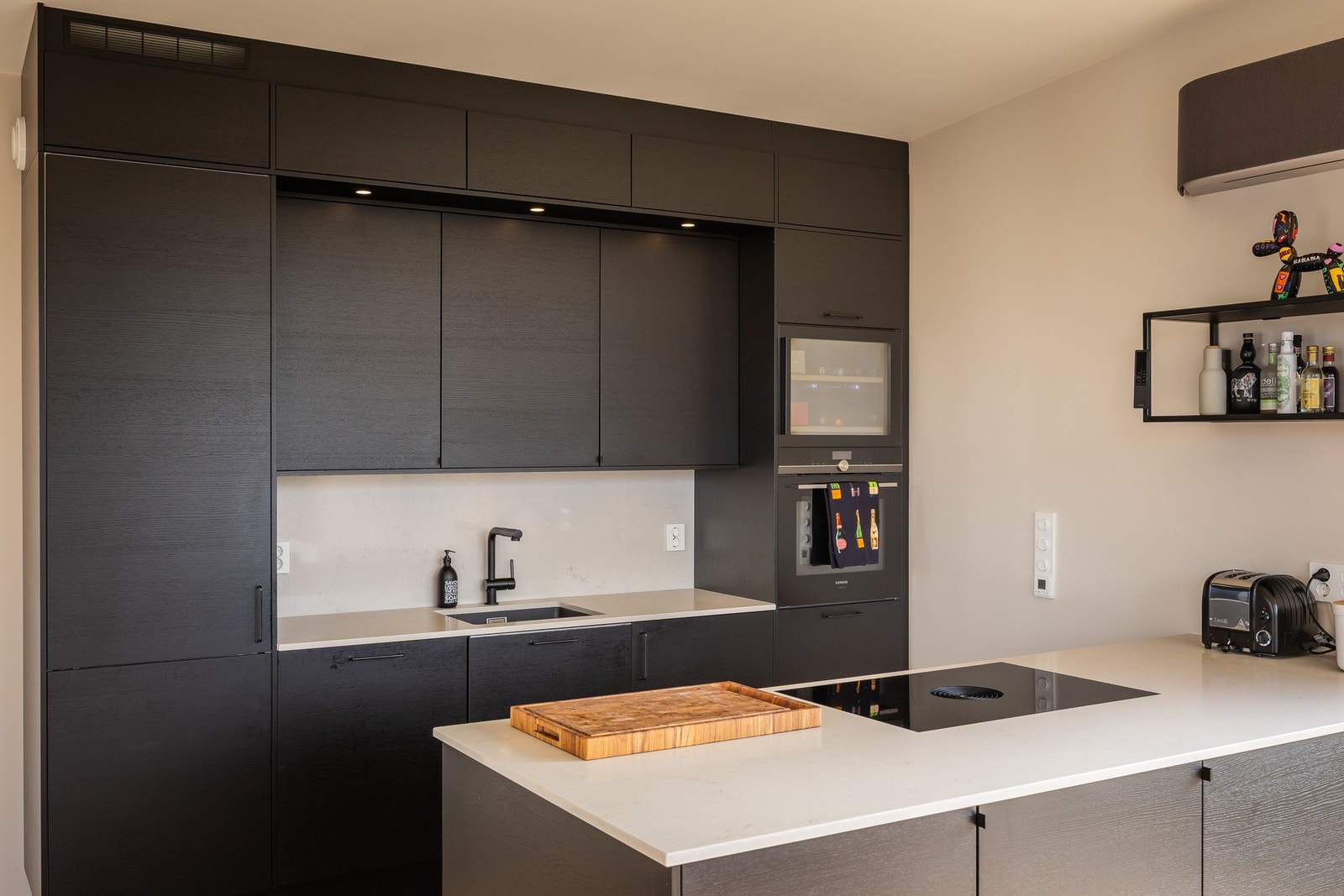 Kjøkken fra Sigdal med kompositt benkeplate og integrerte hvitevarer. Galleribilde