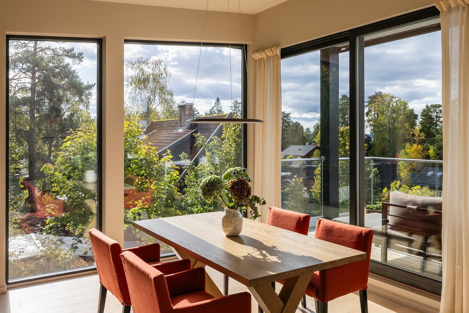 Herfra er det utgang til vestvendt balkong på ca. 9 kvm. Galleribilde