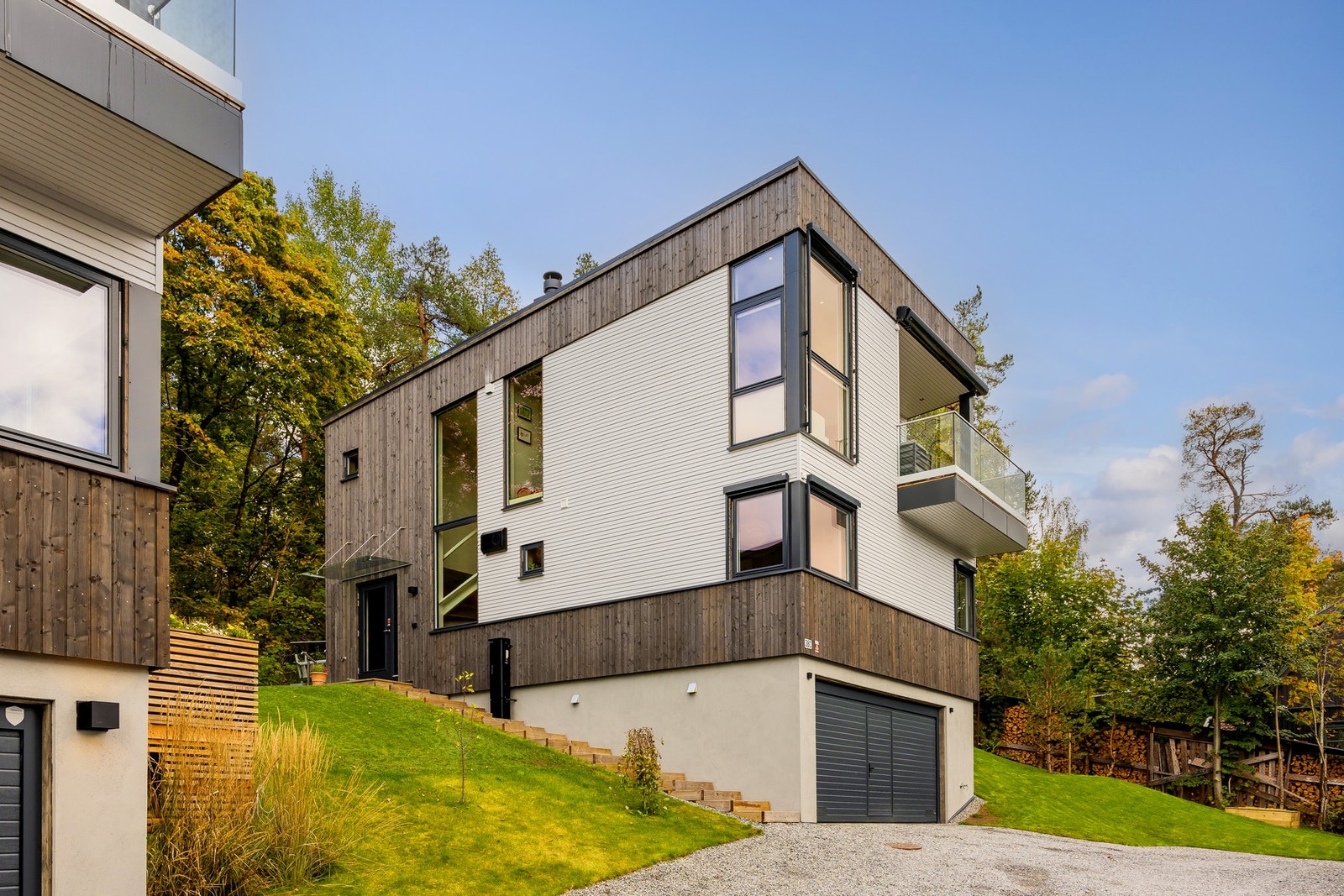 Teknisk er boligen topp utstyrt med varme i alle gulv, varmepumper i to etasjer og balansert ventilasjon. Galleribilde