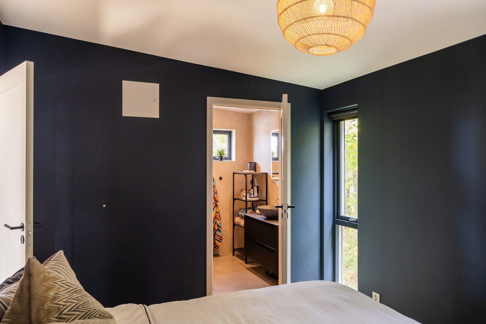 Hvorav hovedsoverommet har eget bad og romslig garderobeløsning. Galleribilde