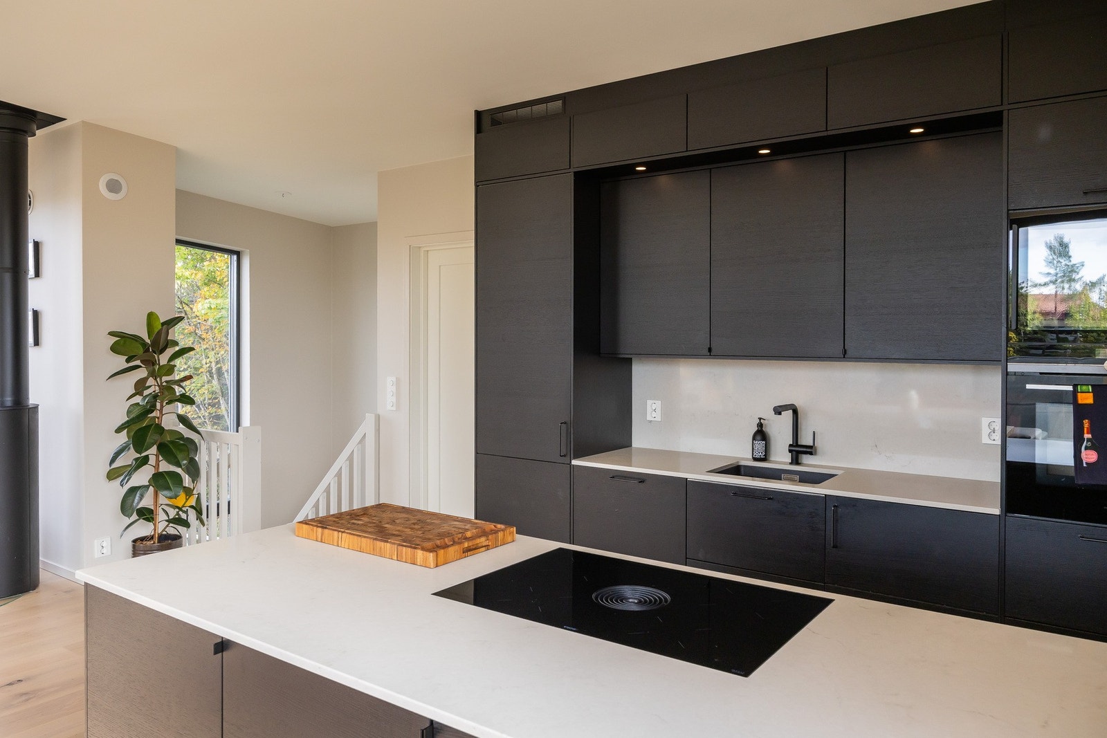 Det er inkludert vinskap og avtrekk i koketoppen på kjøkkenet. Galleribilde