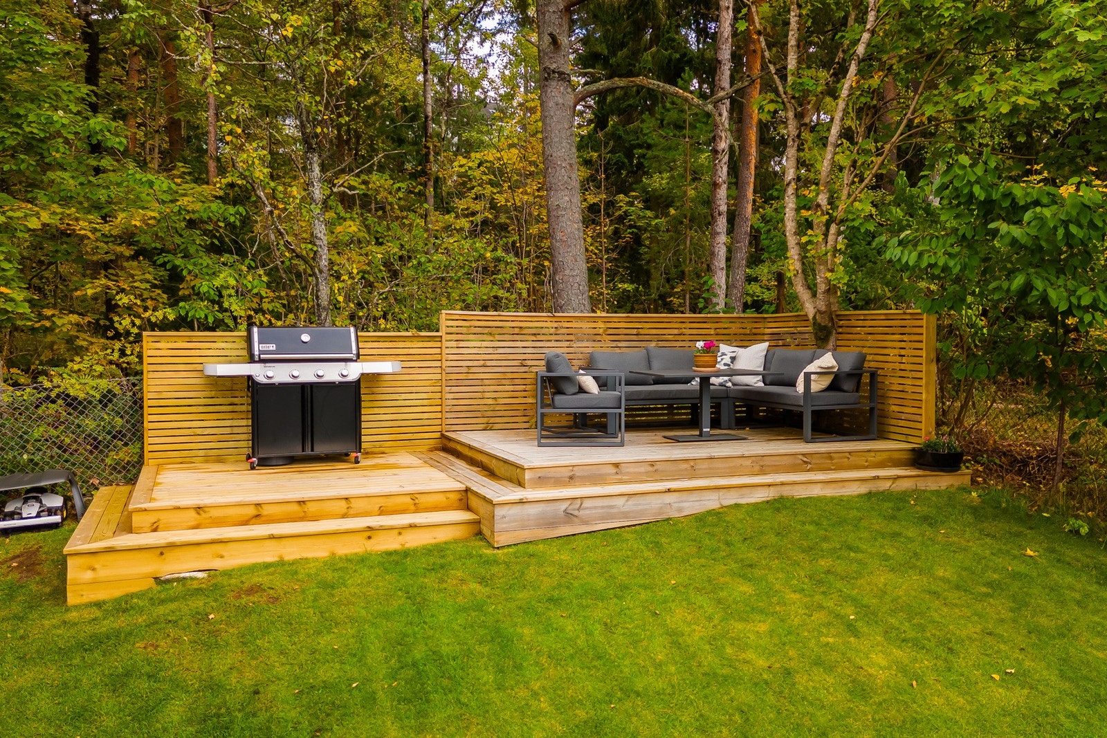 Huset har to terrasser på 8 og 15 kvm, perfekt for sene sommerdager, samt Midtåsen skogen som nærmeste nabo. Galleribilde