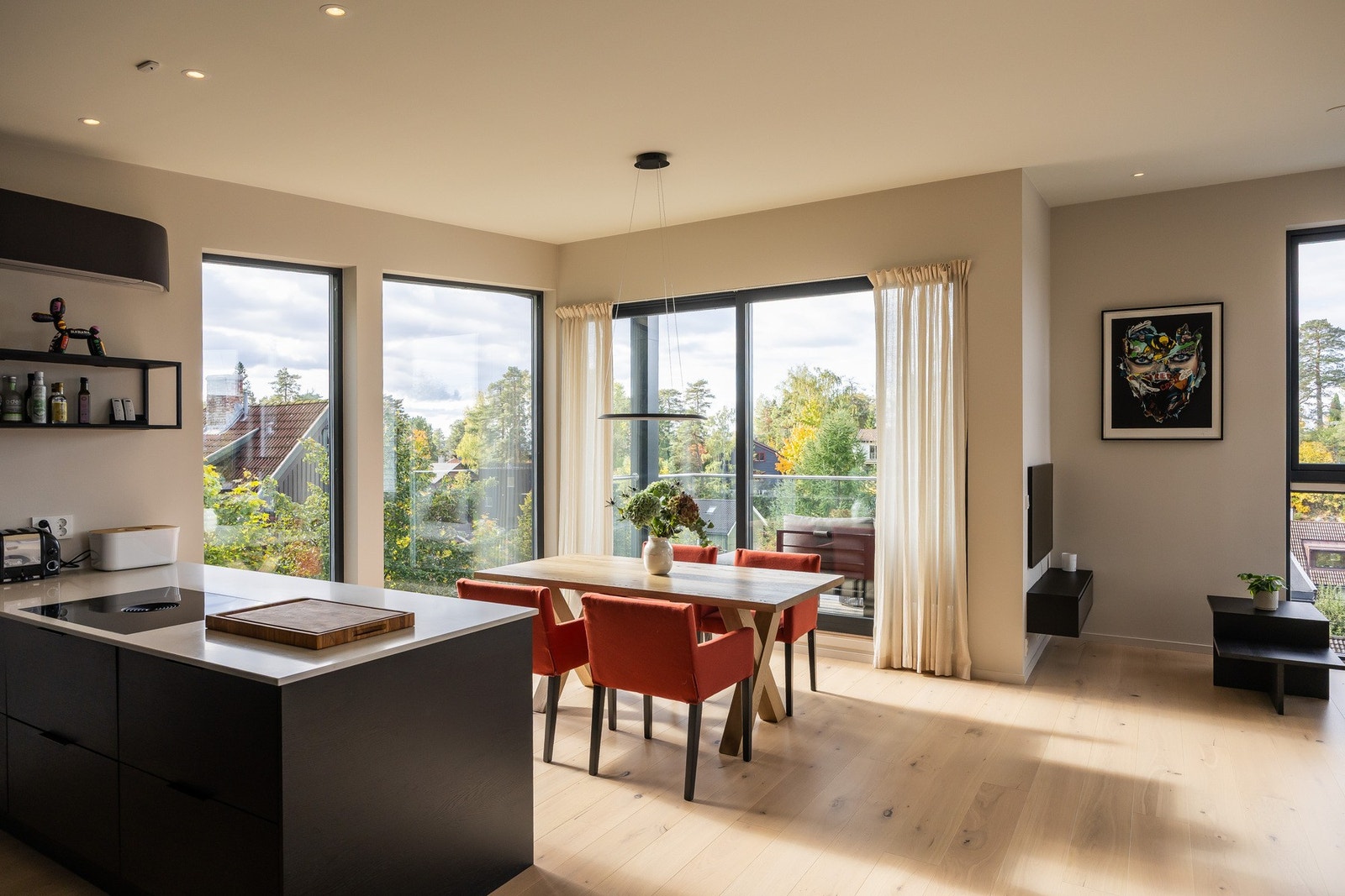 Innvendig fremstår boligen med smakfulle fargevalg, store vindusflater og ekstra takhøyde - hele 3,26 meter i stuen. Galleribilde