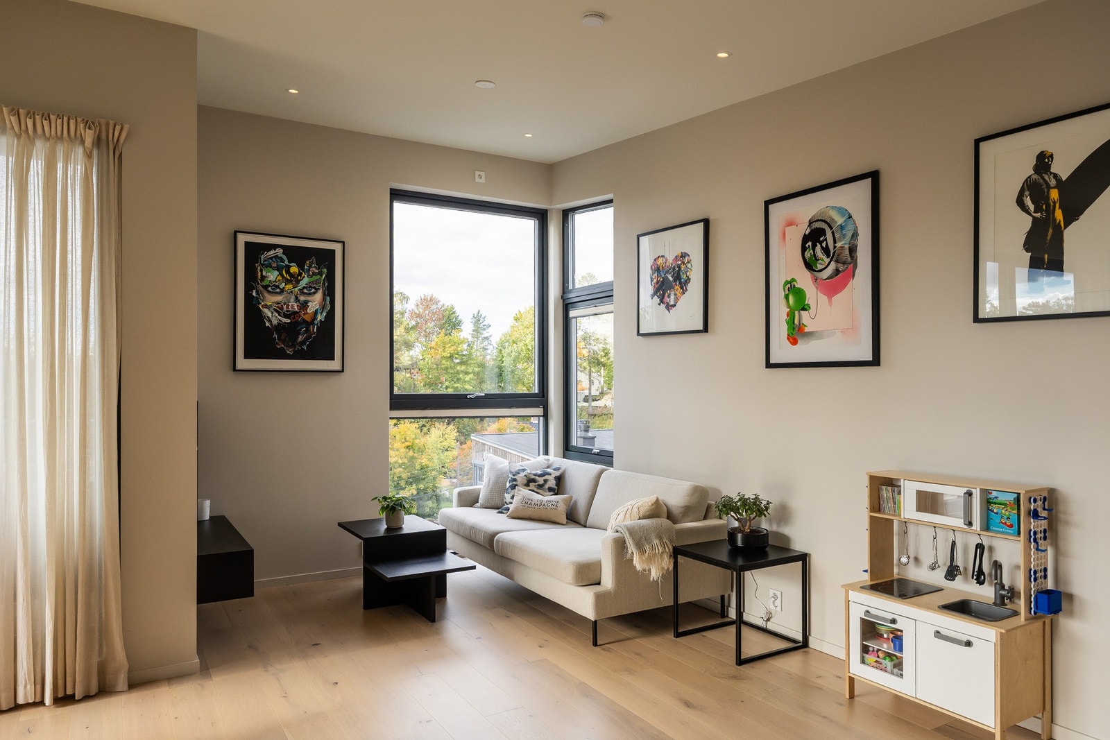 Fin plass for tv-møblement og sofagruppe. Galleribilde