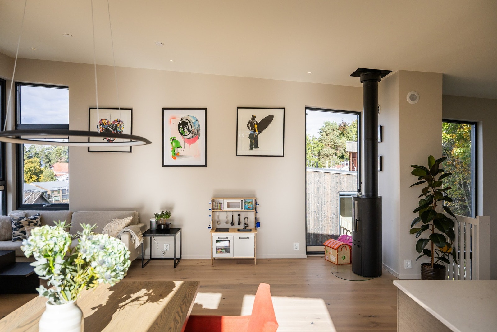 Planløsningen byr på en stor stue med vedovn, åpen kjøkken-/spisestueløsning. Galleribilde