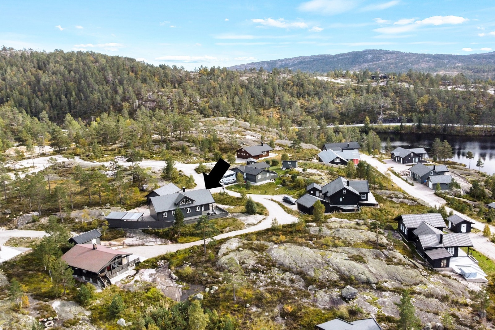 Om sommeren byr Gautefallheia på et eldorado av turmuligheter med merkede stier, fjellterreng, sykkelløyper og utallige bade- og fiskevann - inkludert idyllisk tjern nærme hytta. Galleribilde