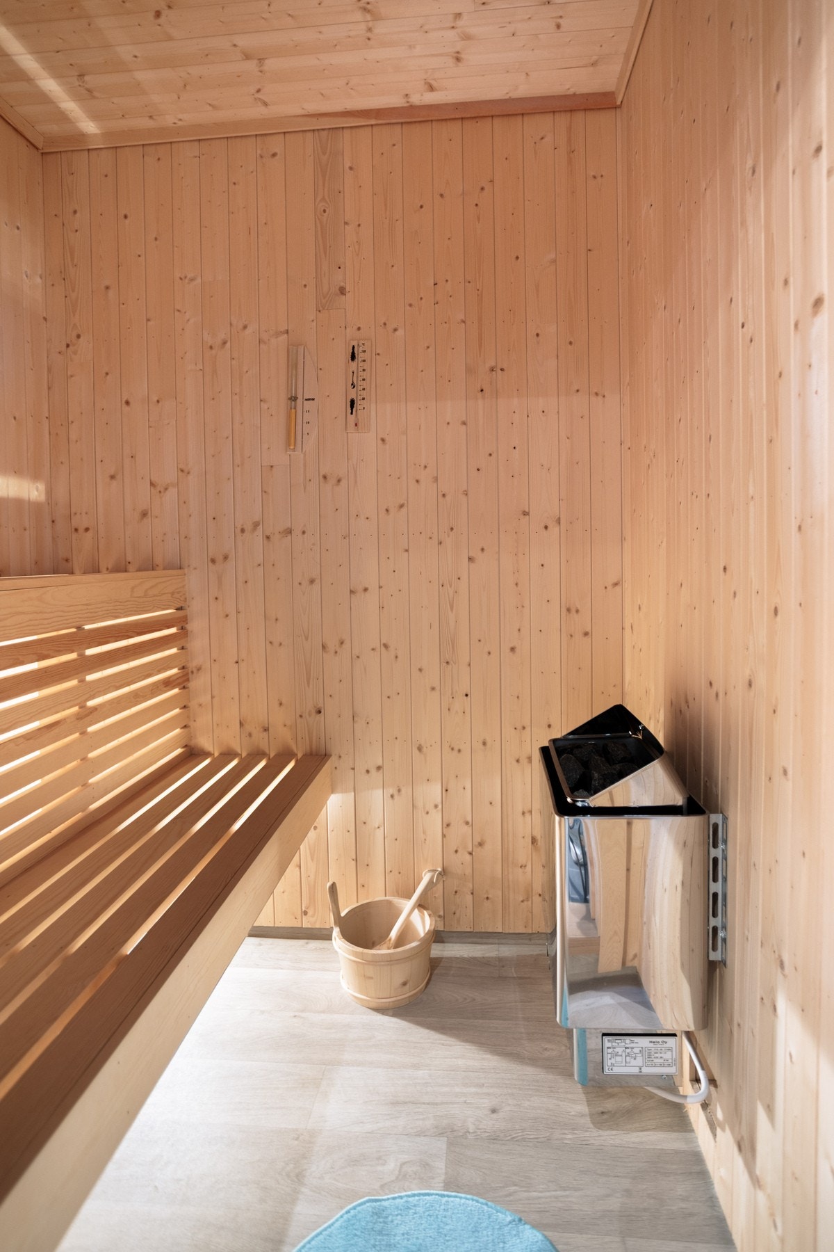 I tillegg har badet en tilhørende badstue, noe som gir ekstra komfort og velvære. Galleribilde