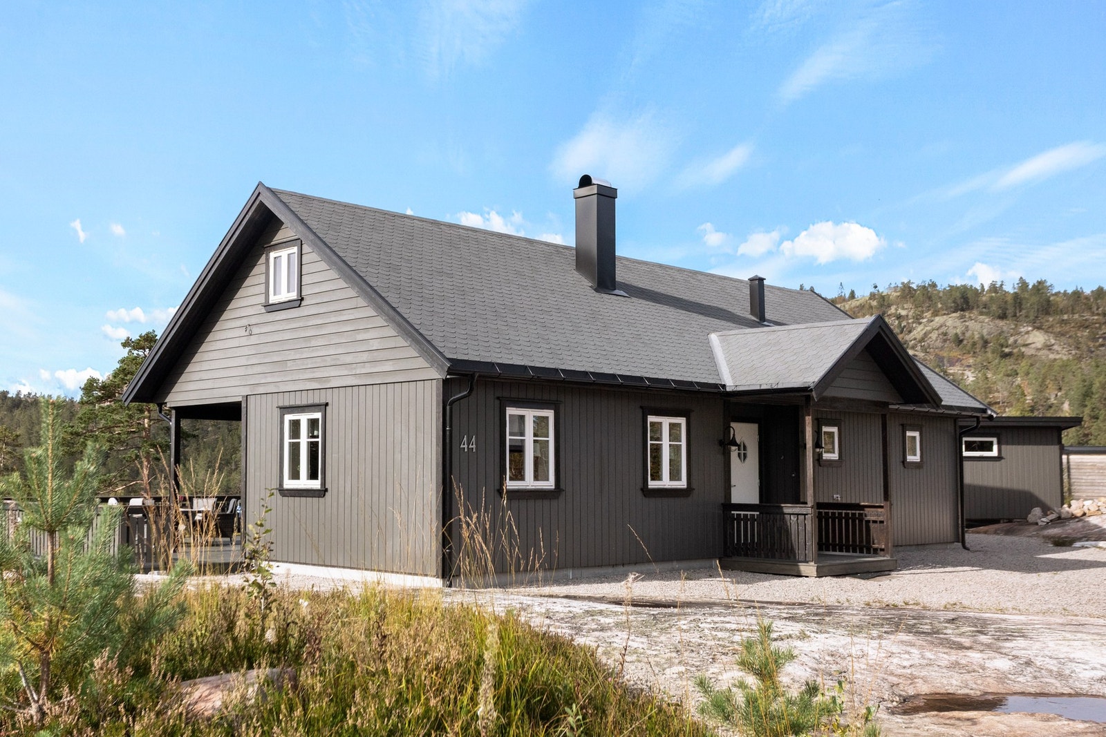 Området byr på helårs friluftsliv: alpint og langrenn om vinteren, merkede tur- og sykkelstier, bade- og fiskevann om sommeren. Galleribilde