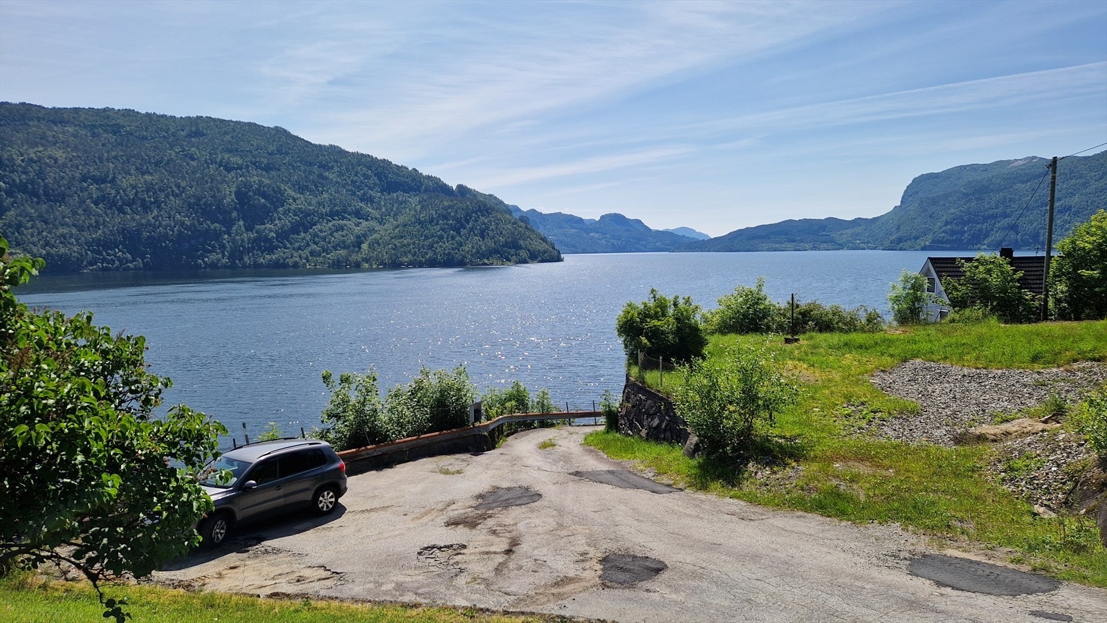 Parkeringsareal/tomt på nedsiden av huset Galleribilde