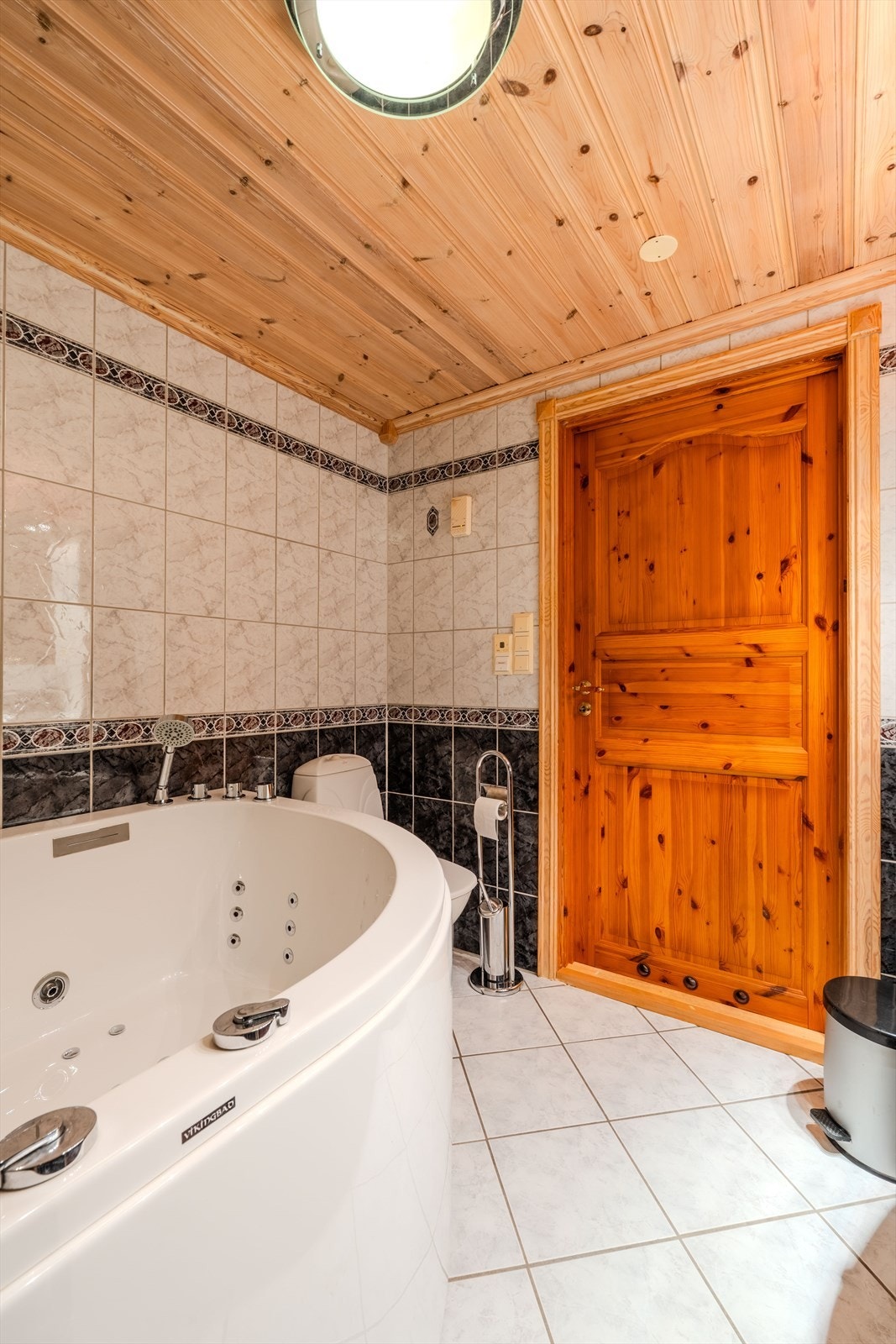 Bad med dusj og boblekar Galleribilde