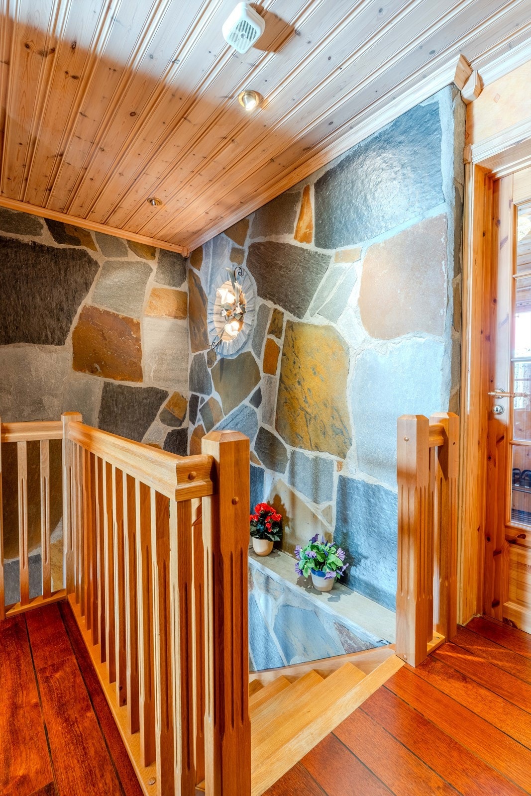 Flott innredet med skifer og heltre trapp Galleribilde