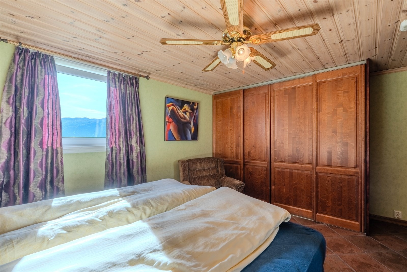 Skyvedørsgarderobe med Elfa-innredning Galleribilde