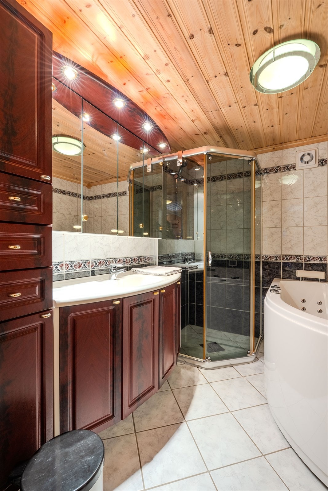 Bad med dusj og boblekar Galleribilde