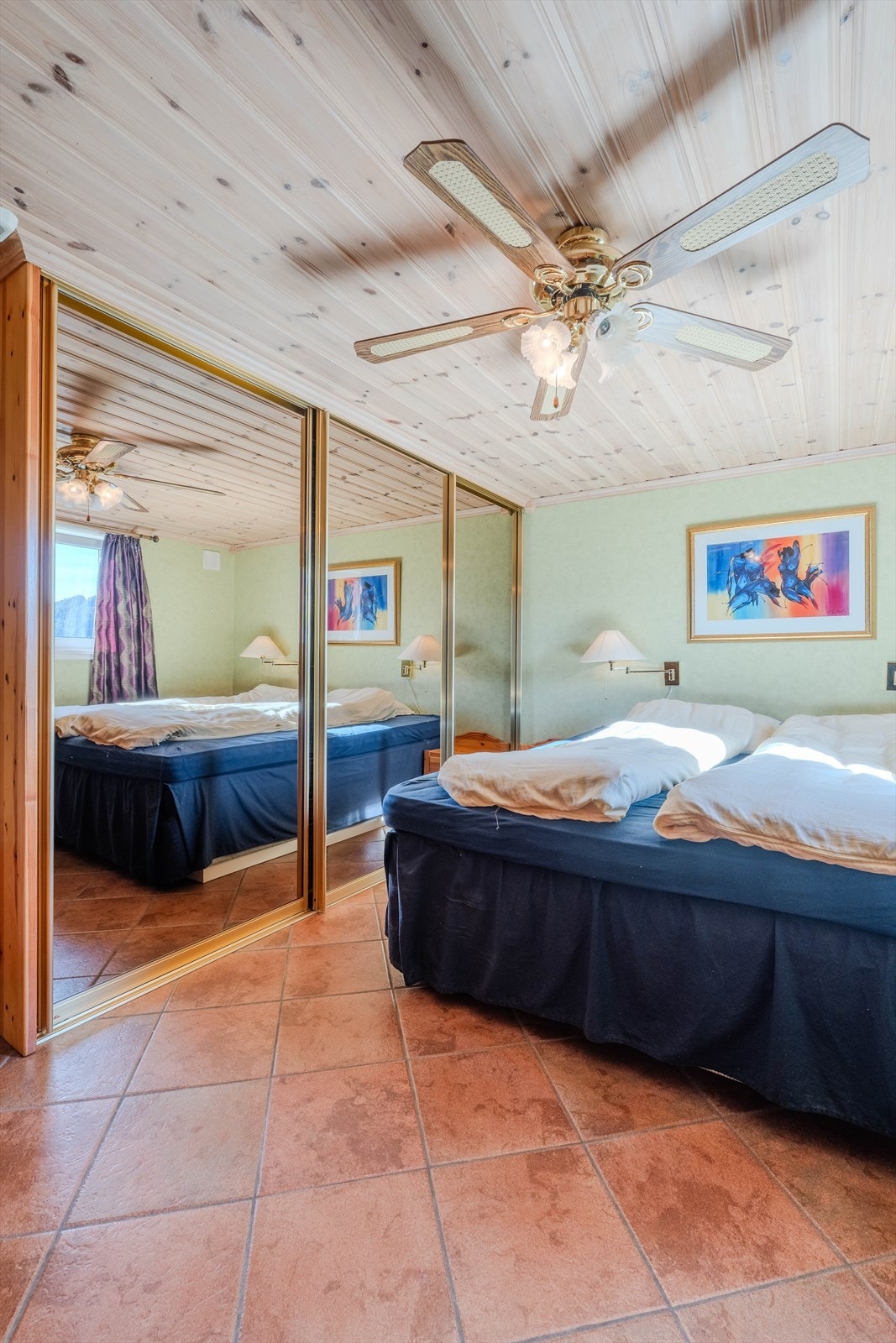 Skyvedørsgarderobe med Elfa-innredning Galleribilde