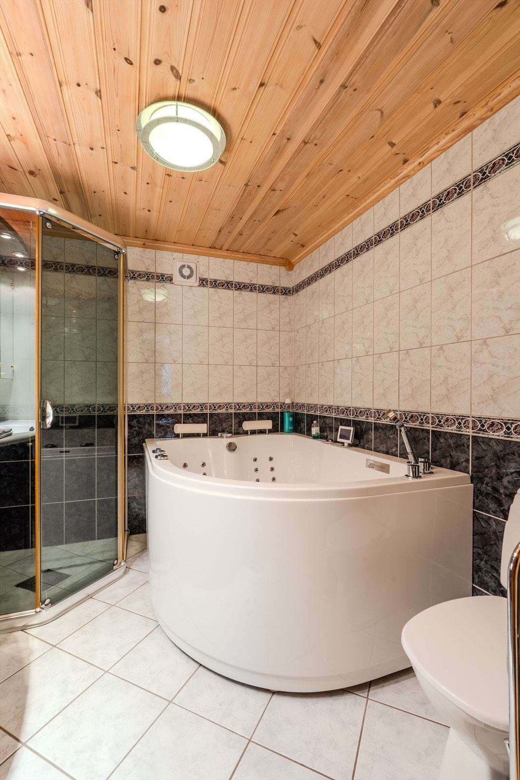 Bad med dusj og boblekar Galleribilde