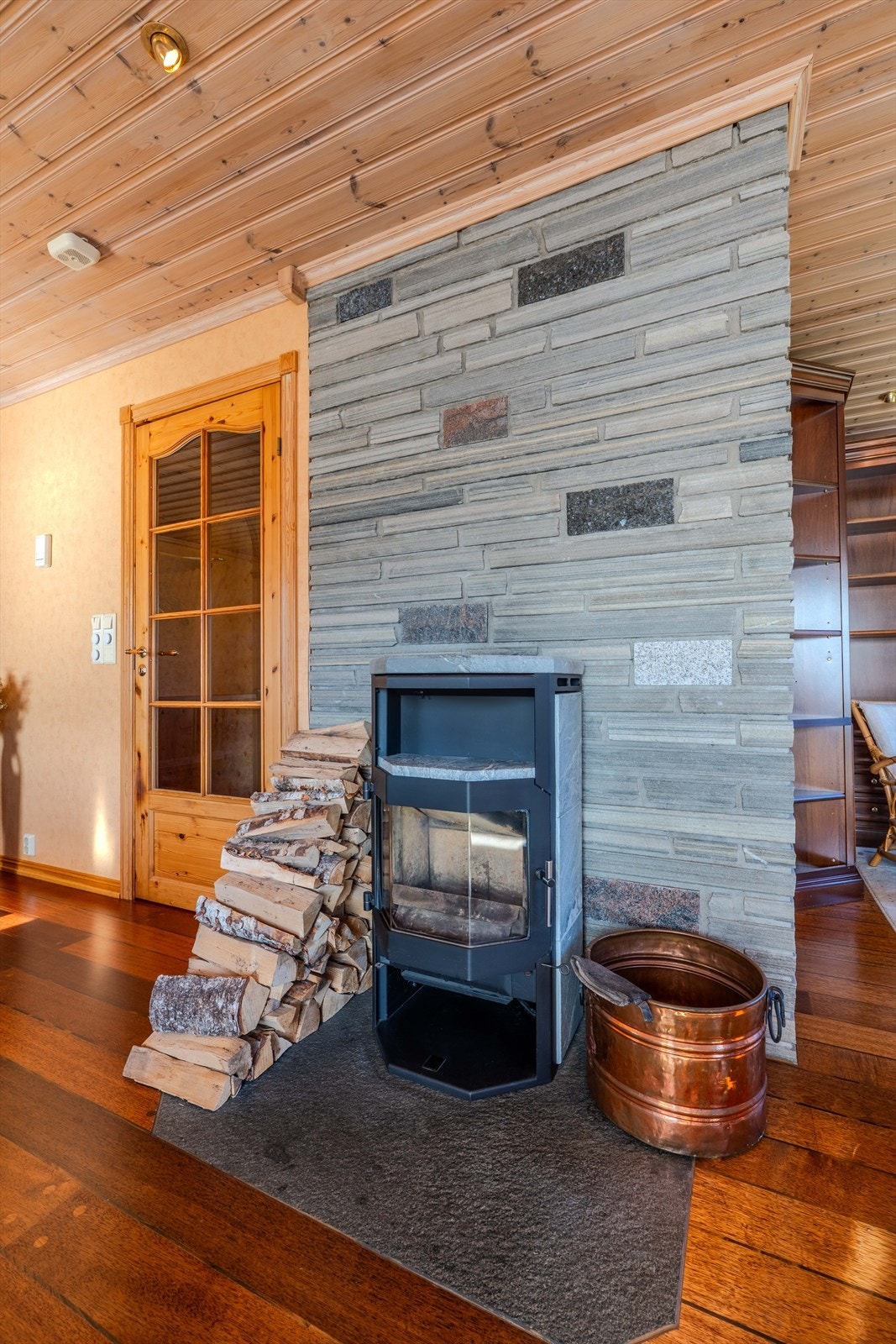 God vedovn med kleberstein - Flott pipe kledd med skifer Galleribilde